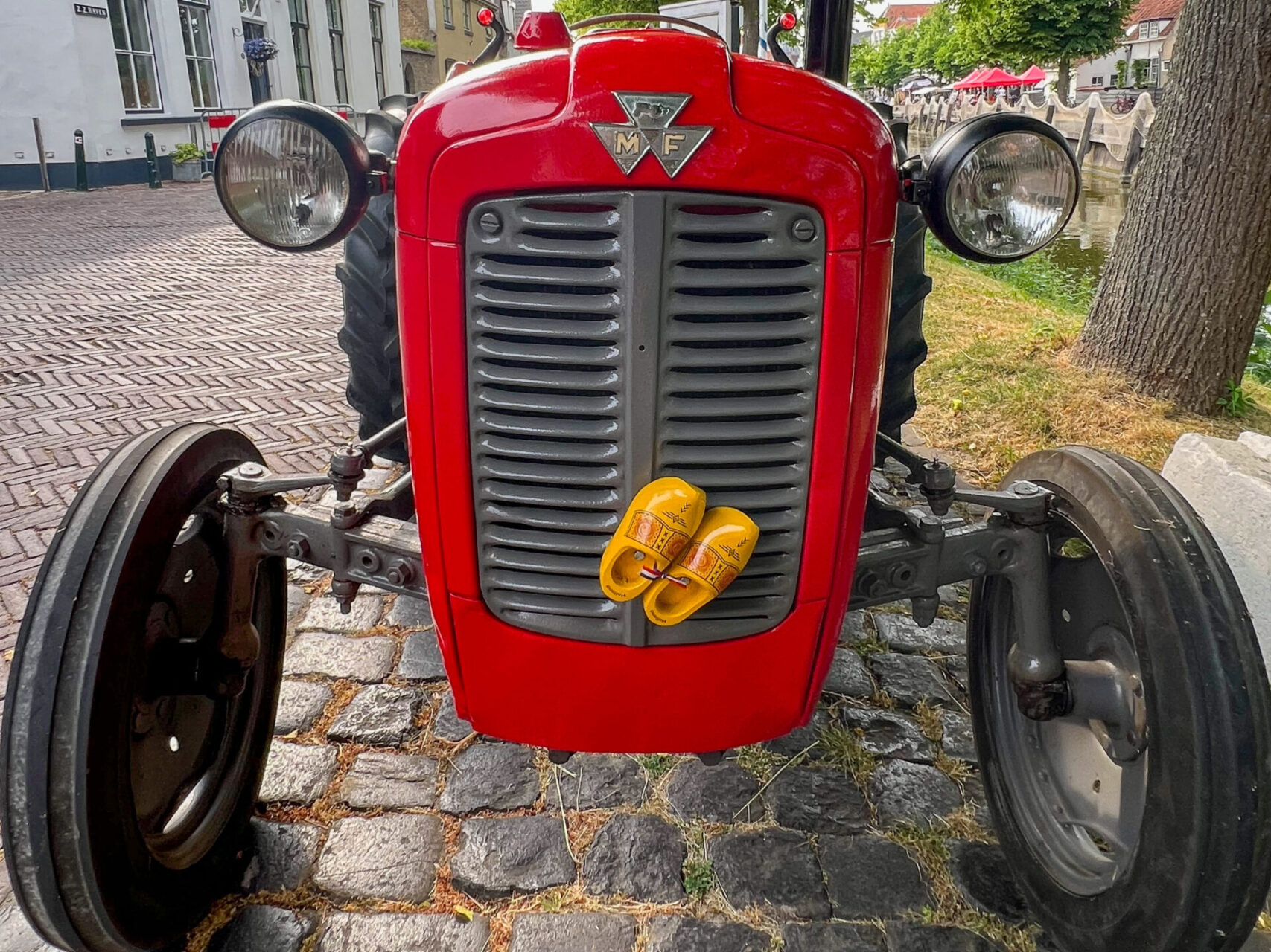 Traktor mit einem Paar Holzschuhen am Kühlergrill