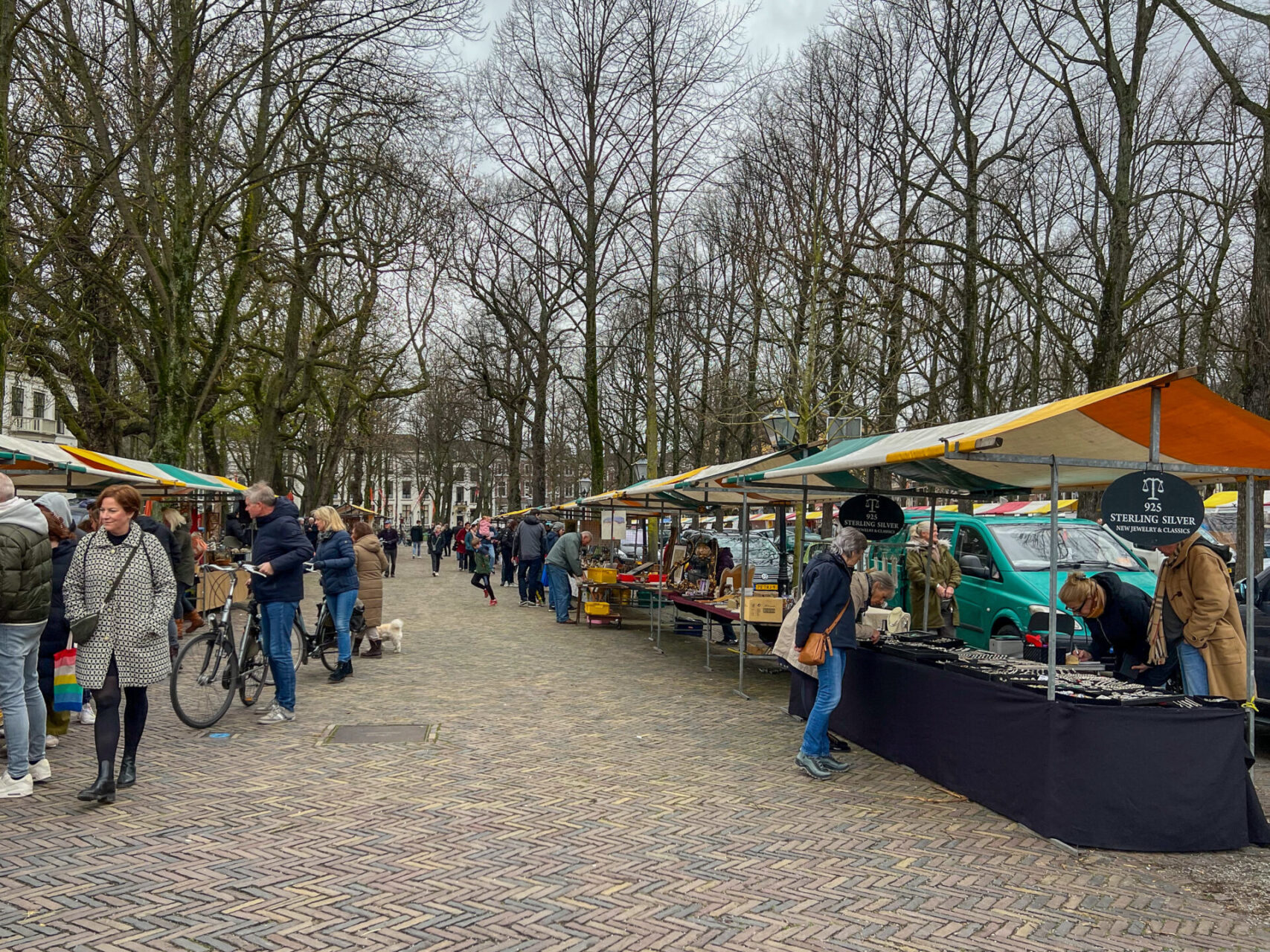 Trödelmarkt und Antikmarkt auf dem Lange Voorhout in Den Haag
