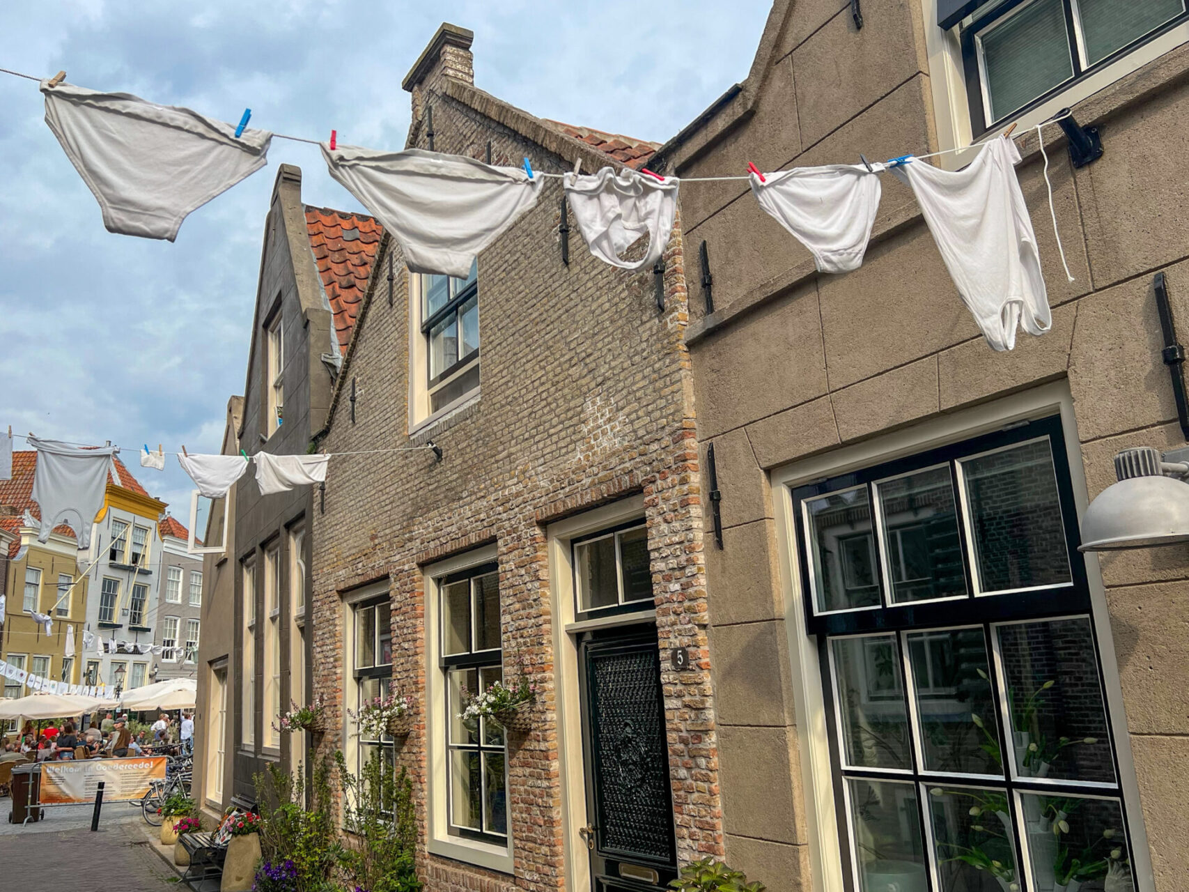 Unterwäsche trocknet auf einer Leine in einer Gasse in Goedereede auf Goeree-Overvlakkee