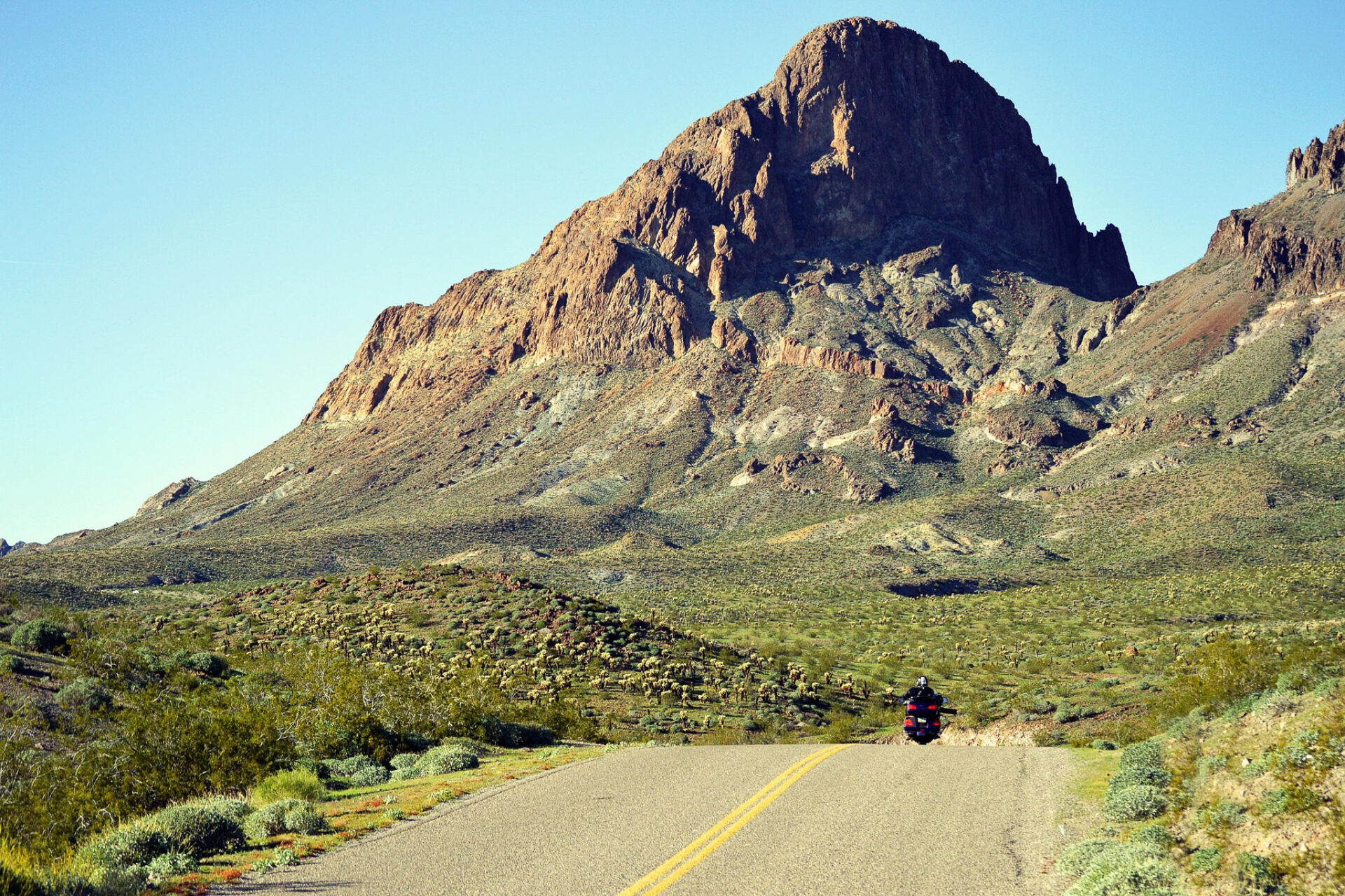 Motorradfahrer auf dem Sitgreaves Pass in Arizona