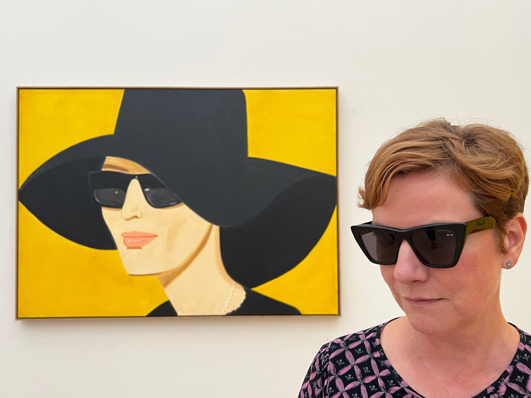 Gemälde von Alex Katz Frau mit Sonnenbrille im Museum Voorlinden bei Den Haag