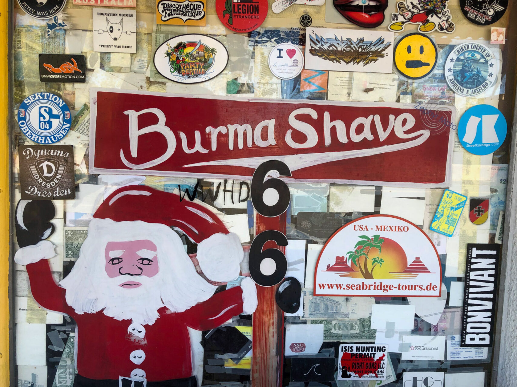 Aufkleber über die Route 66 mit Gemälde zum Burma Shave in Seligman, Arizone