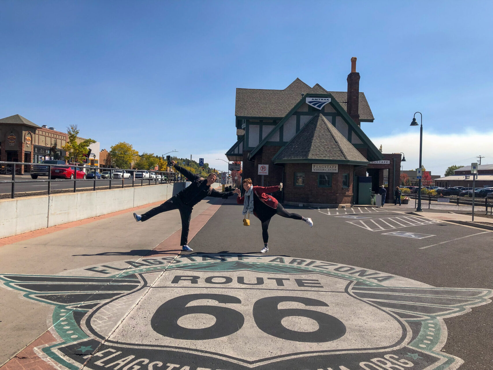 Autorin Alexandra mit Autor Ralf und dem Logo der historischen Route 66 in Flagstaff