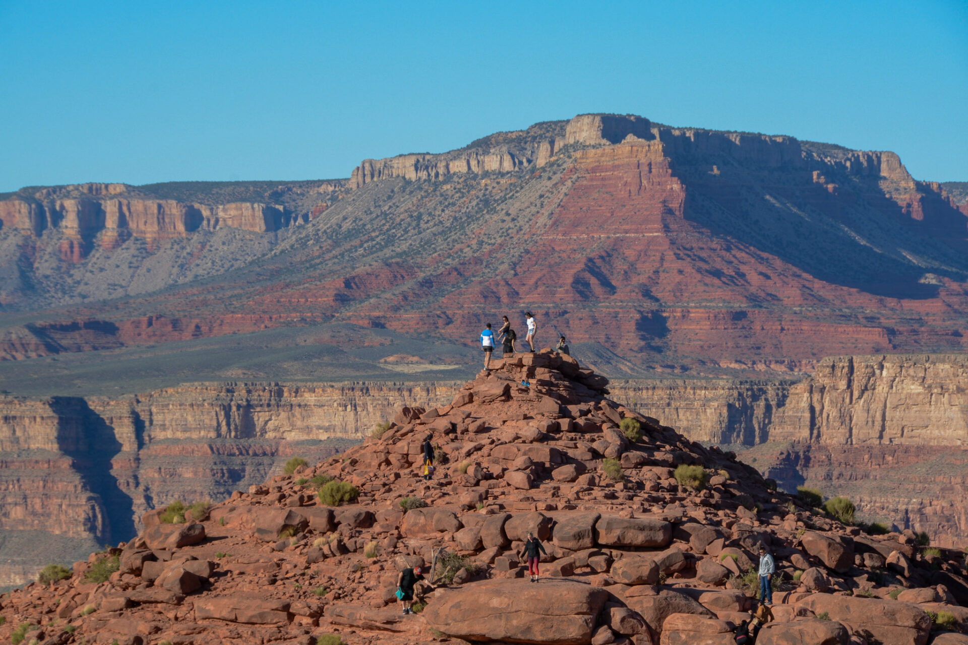 Besucher auf einer Felsformation am Grand Canyon West in Arizona