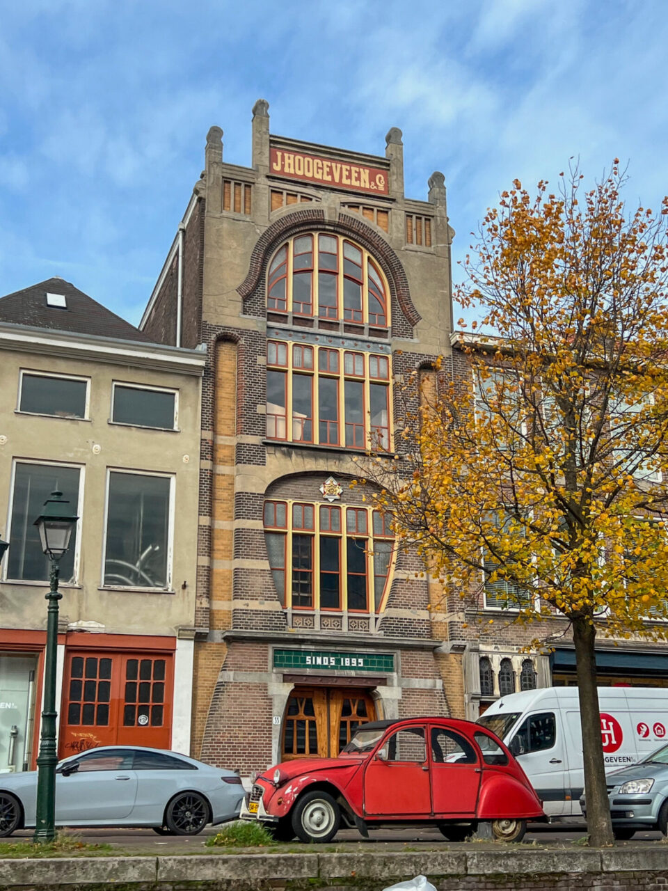 Art Nouveau Haus an der Veerkade in Den Haag mit rotem Citroen "Ente" davor