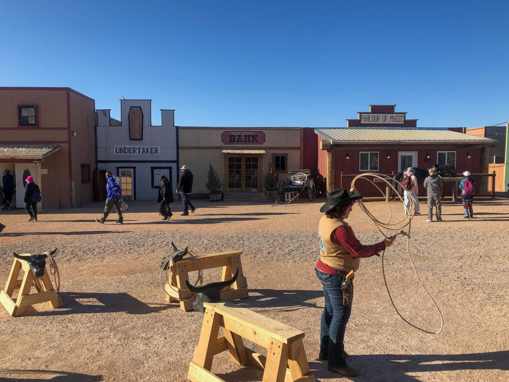 Frau schwingt Lasso im Cowboydorf am Grand Canyon West
