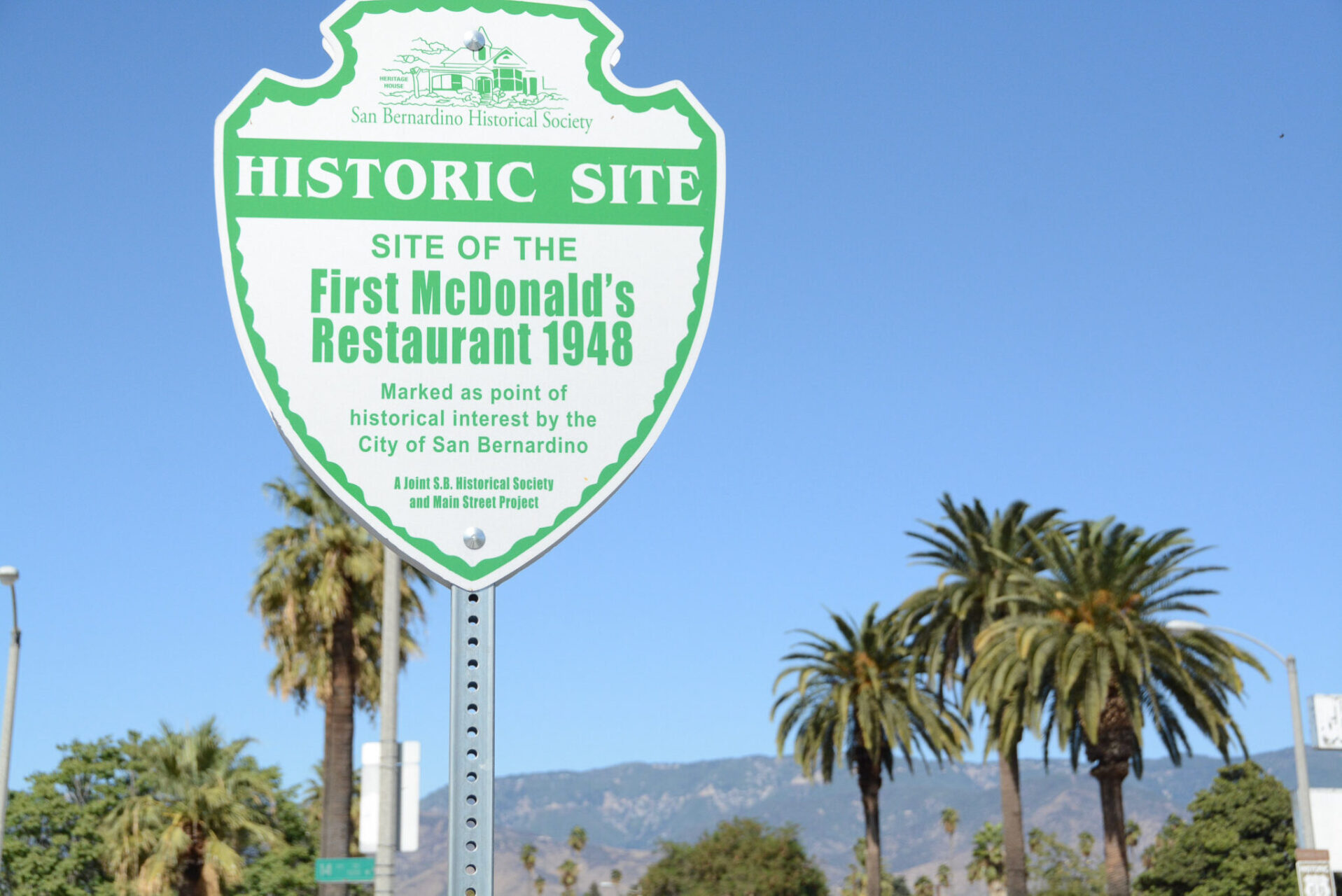 Hinweis auf das erste Restaurant von McDonald's, das 1948 in San Bernadino eröffnet wurde