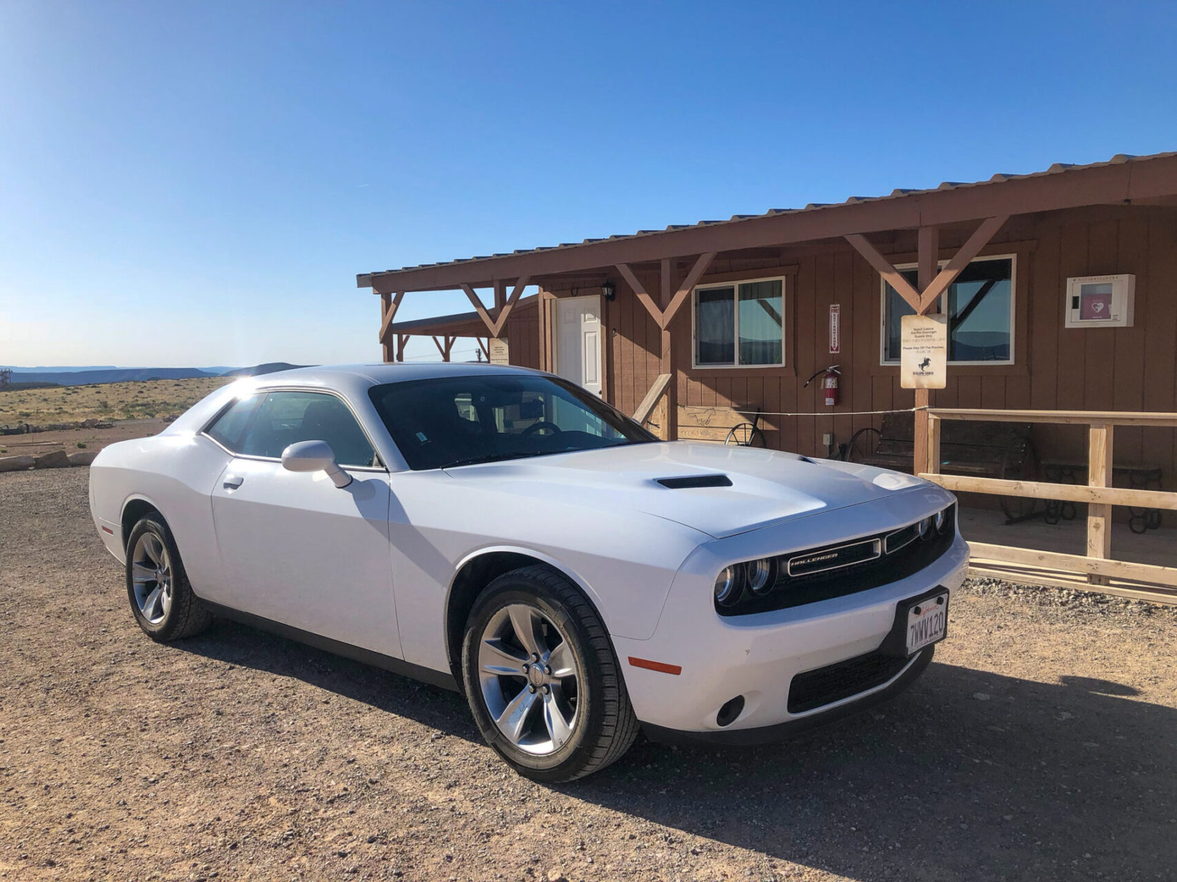 Dodge Charger vor dem Cowboydorf am Grand Canyon West