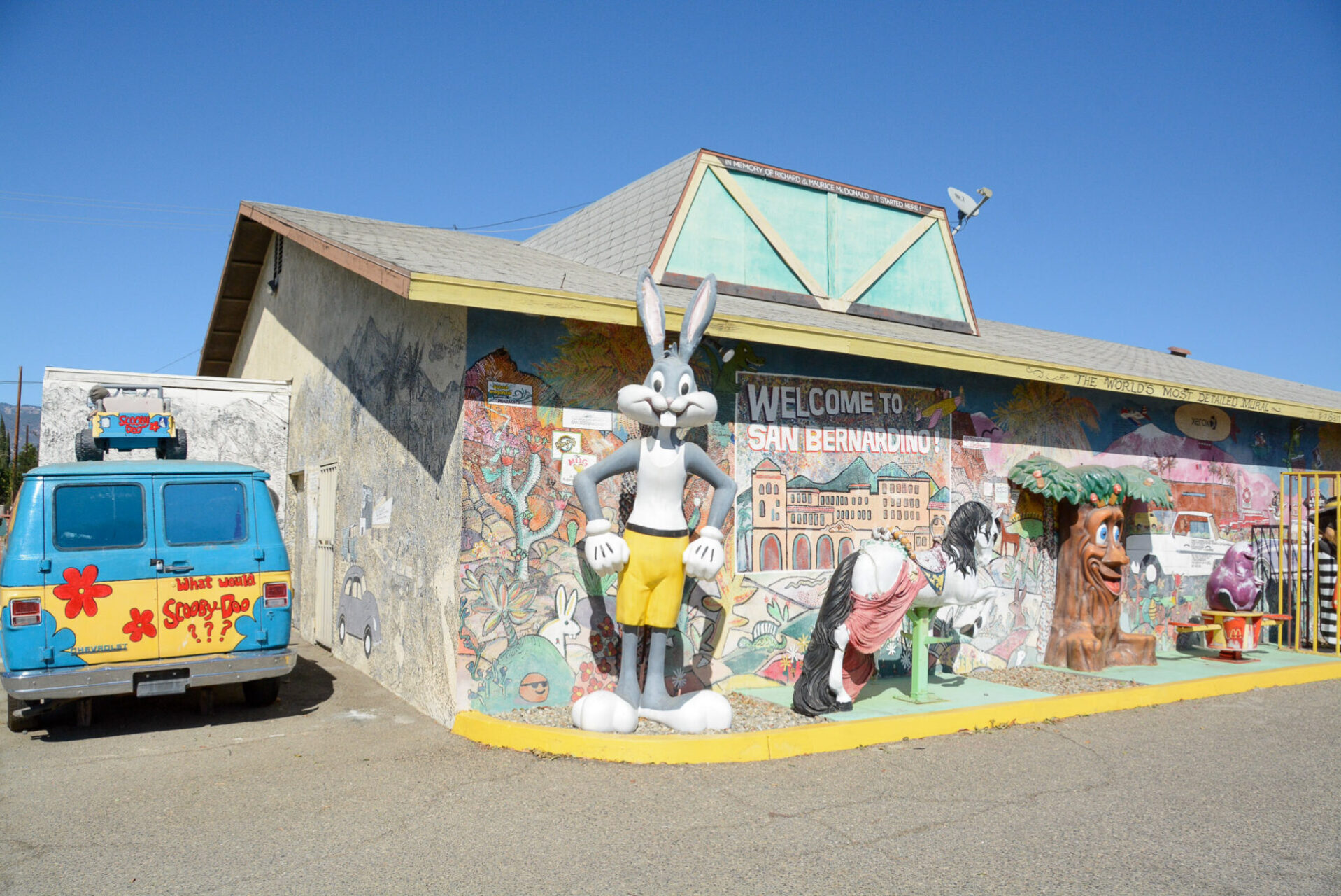Comicfigur Scooby Doo vor einem Mural in San Bernadino