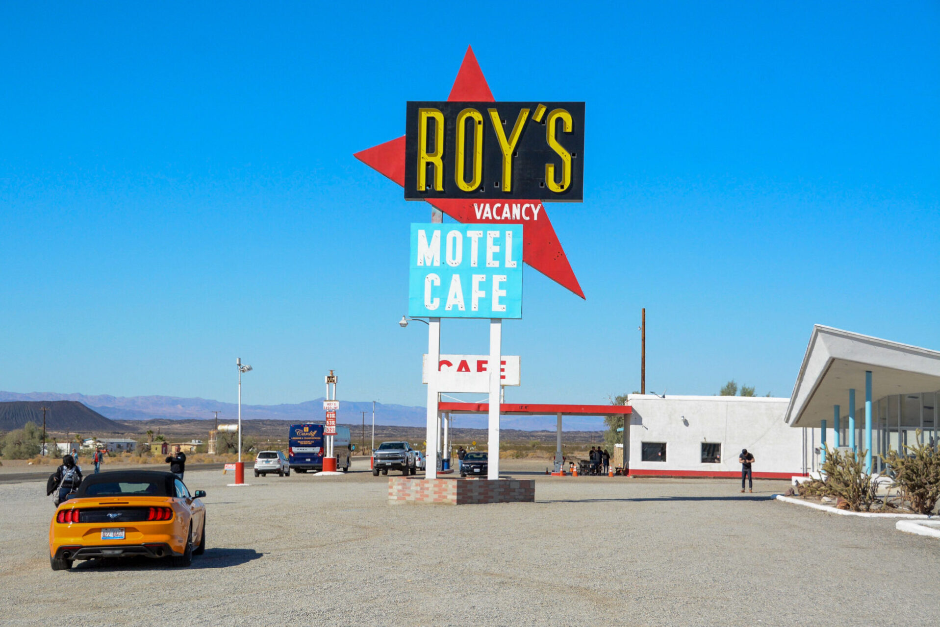 Ford Mustang vor Roy's Motel in Kalifornien