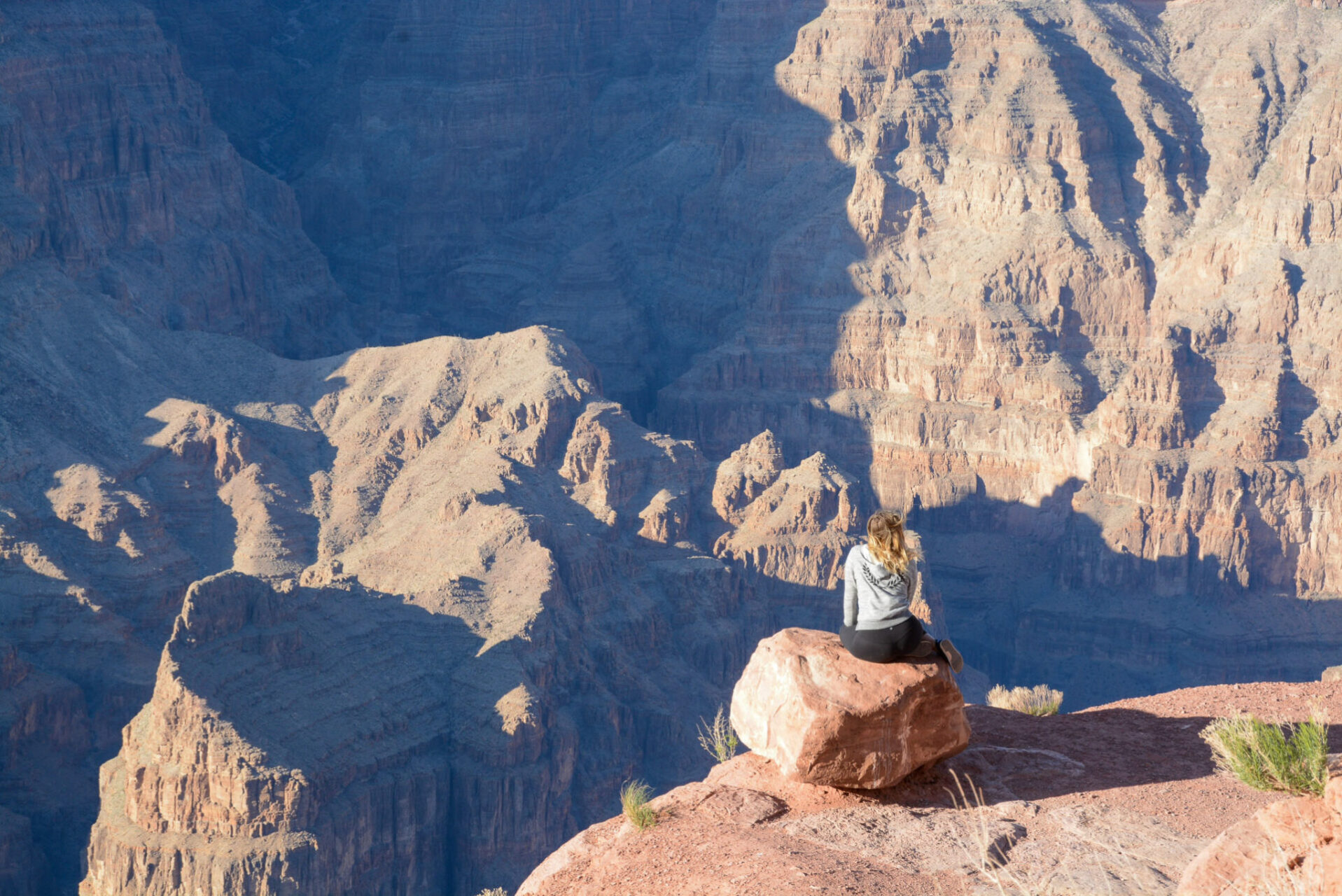 Junge Frau blickt in den Grand Canyon