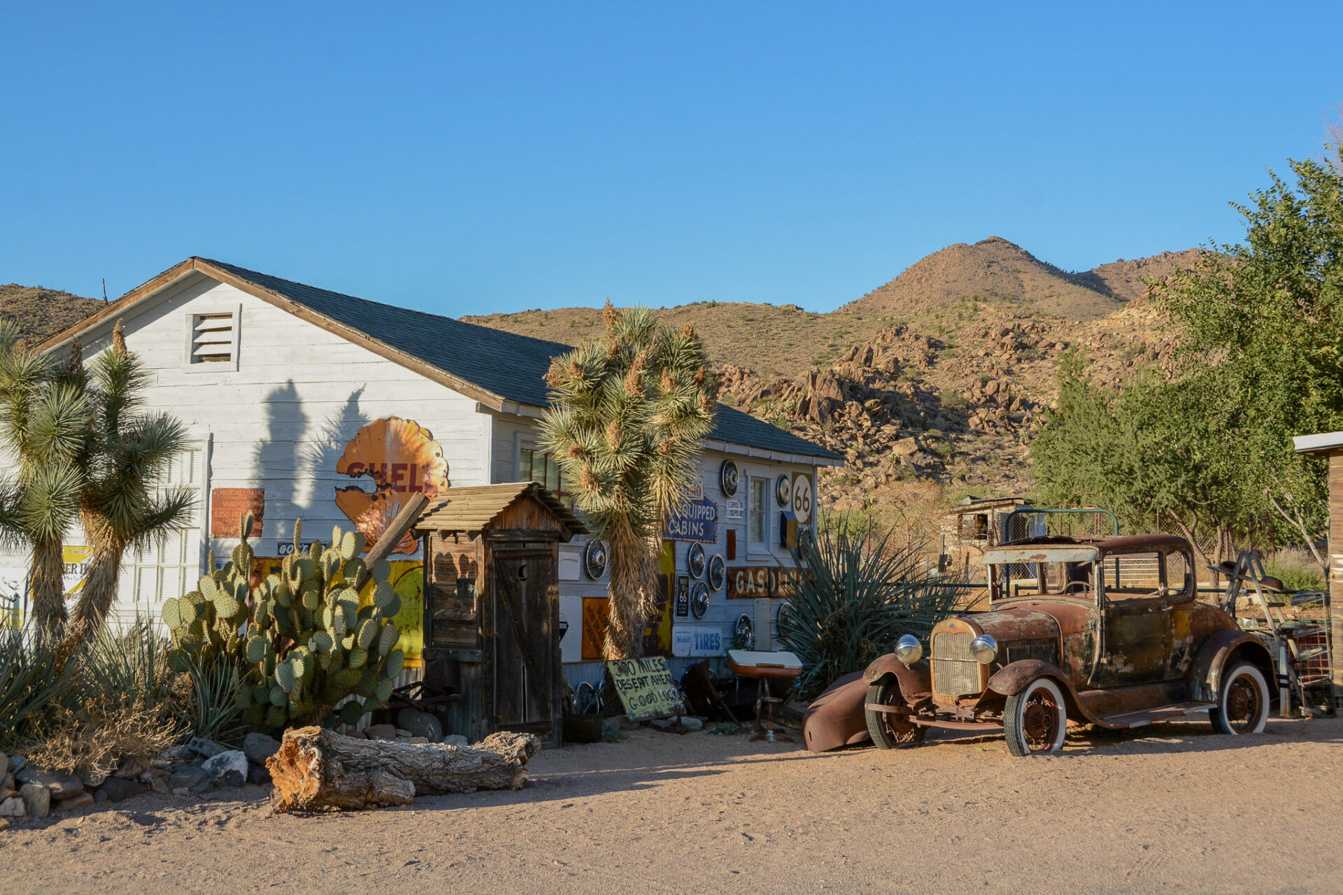 Ruine eines Ford Model T in der Wüste Arizonas