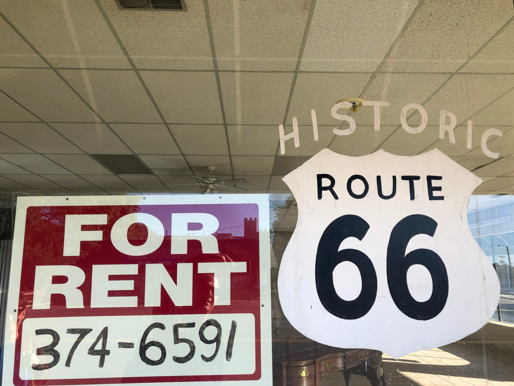 Aufgemalte Reklame für die Historic 66 in Schaufenster eines verlassenen Ladenlokals in Amarillo