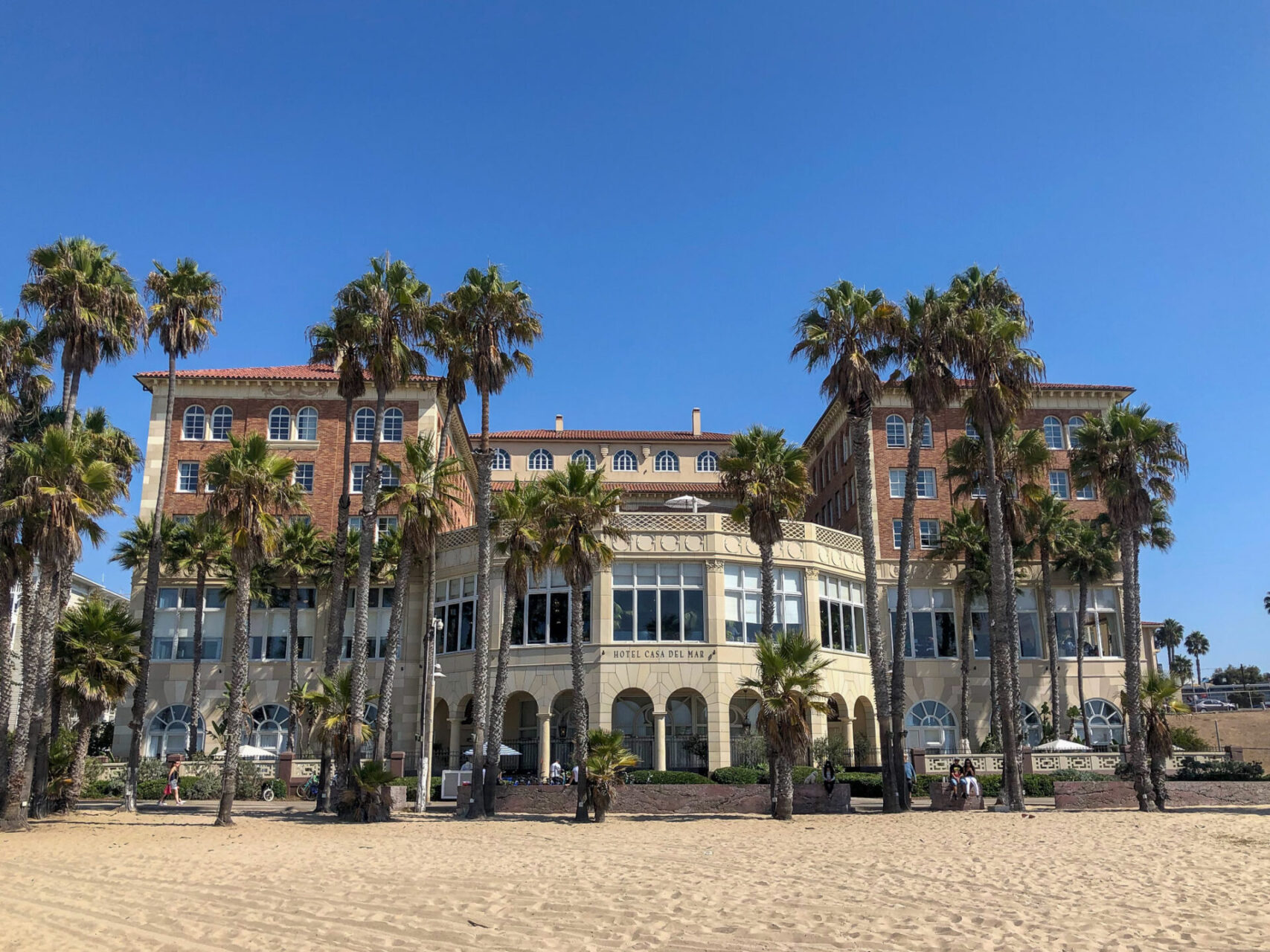 Das Hotel Casa del Mar in Santa Monica mit Palmen