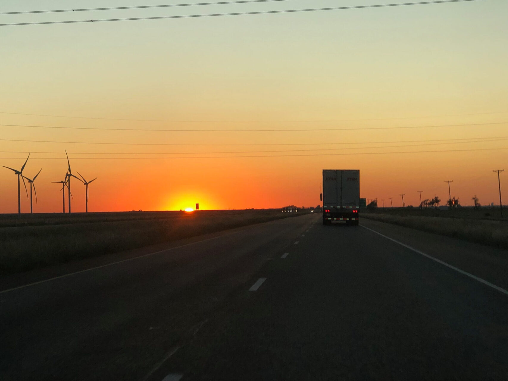 Sonnenunterang auf dem Interstate auf dem Weg nach Amarillo