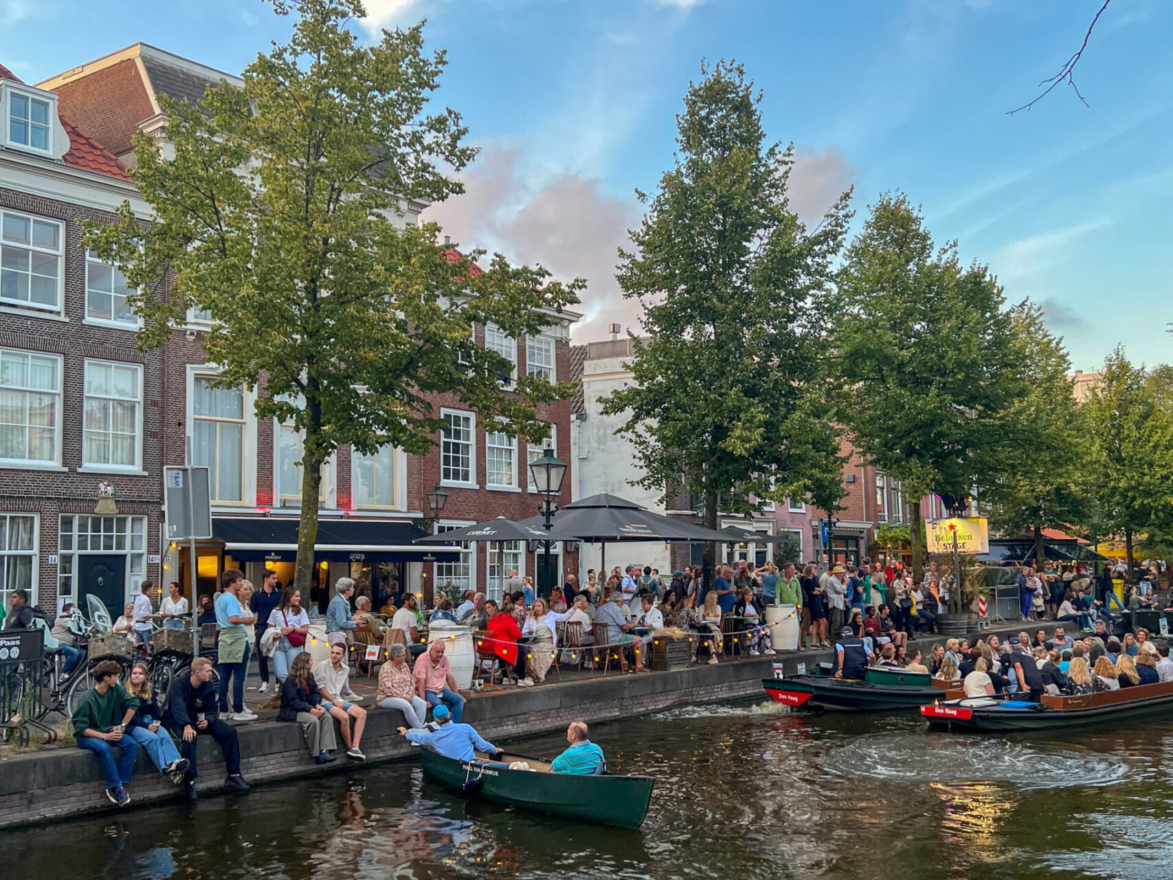Reger Verkehr auf dem Wasser in Den Haag beim Festival Jazz aan de Gracht