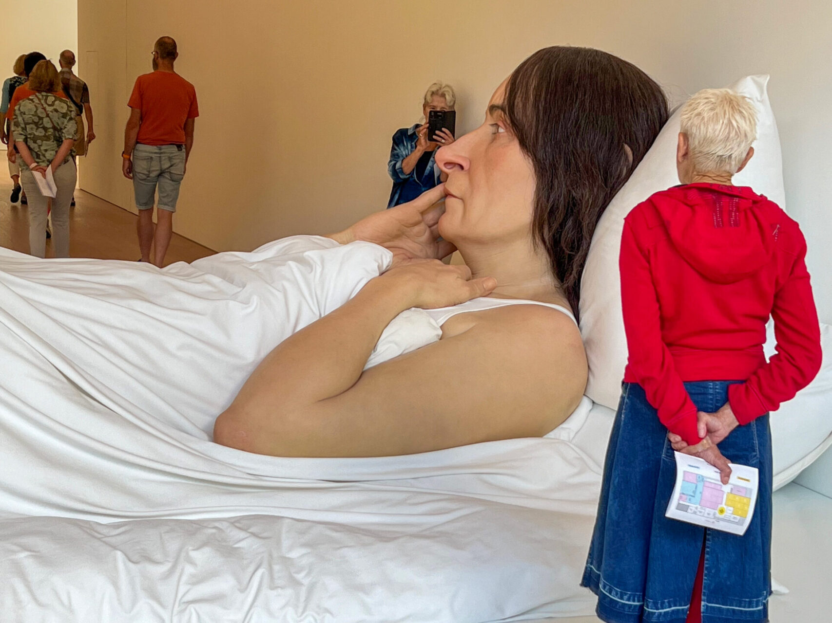 Überdimensional große Frau im Bett als Installation von Leandro Erlich