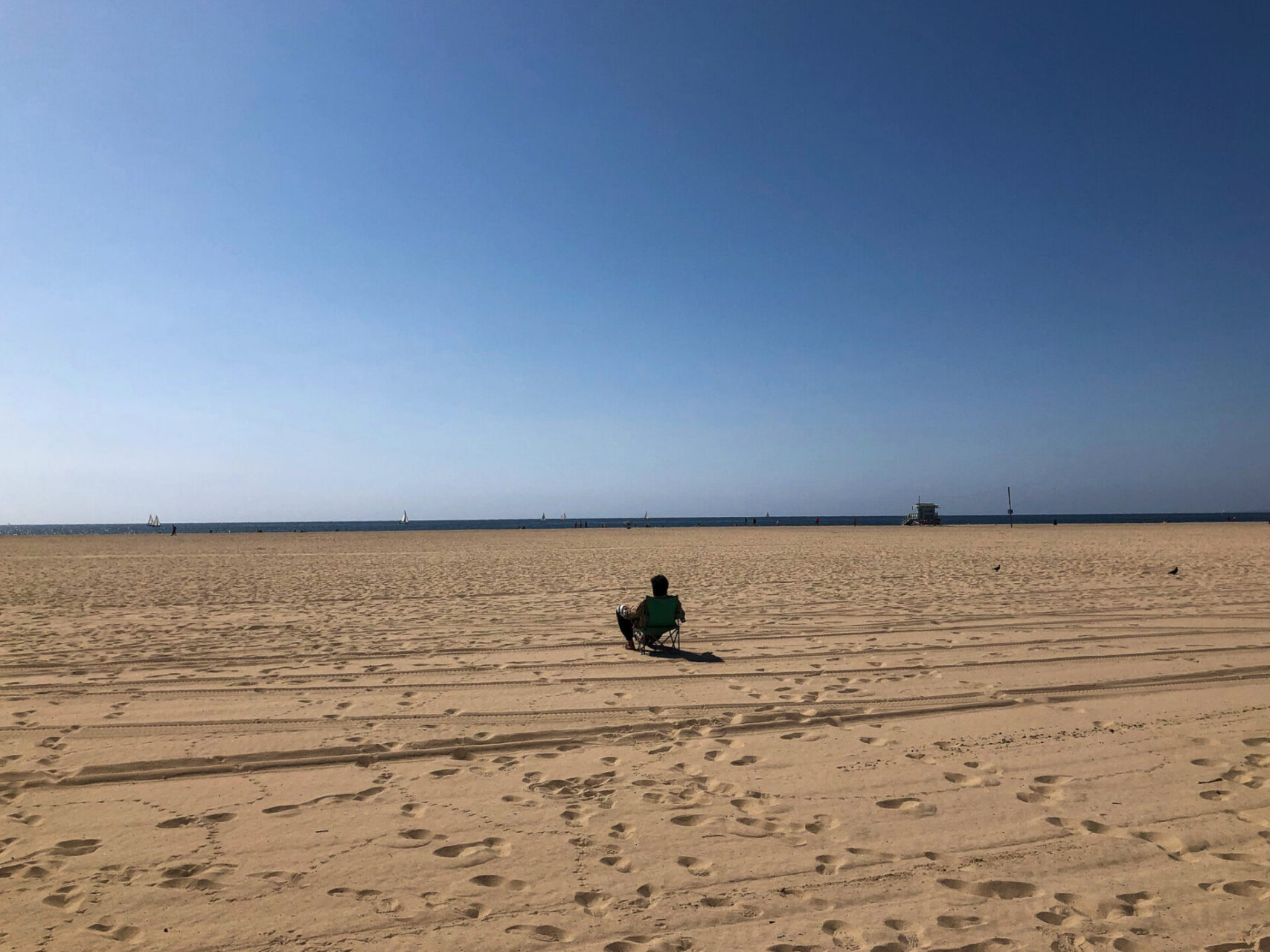 Mann alleine auf dem Strand von Santa Monica