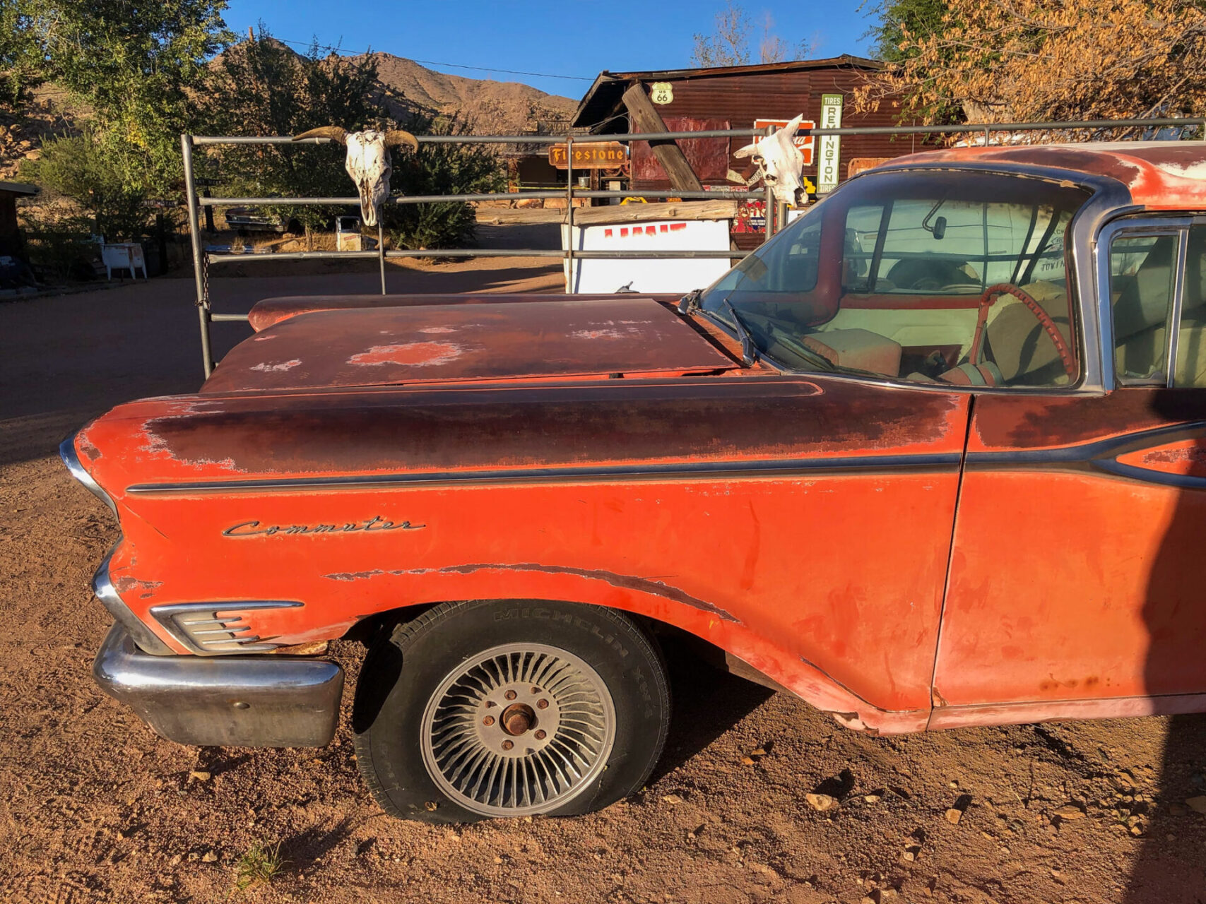 Rote Motorhaube eines Mercury Commuter von 1965 am Hackberry General Store