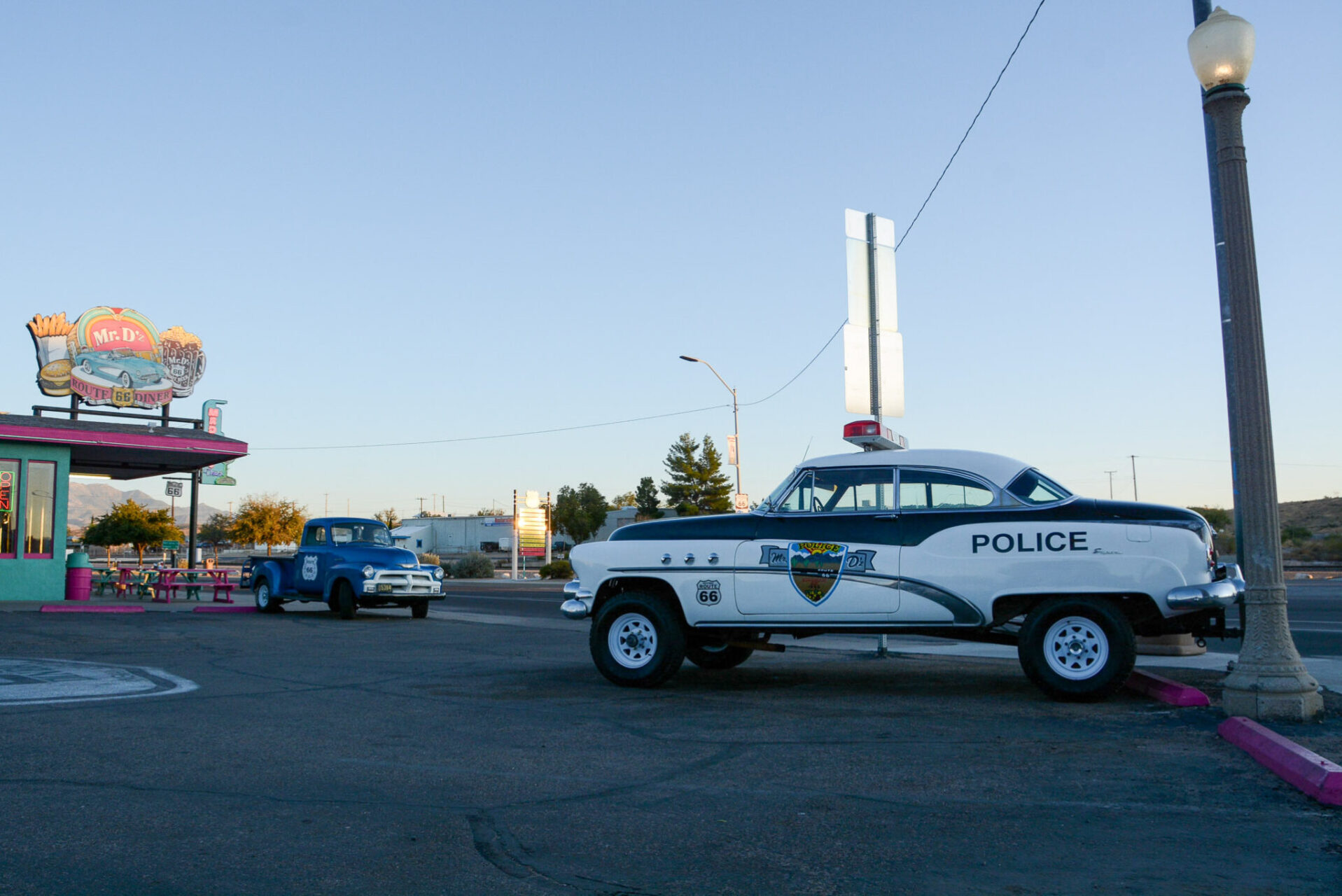 Aufgebockter Polizeiwagen bei Mr. D's Diner in Kingman