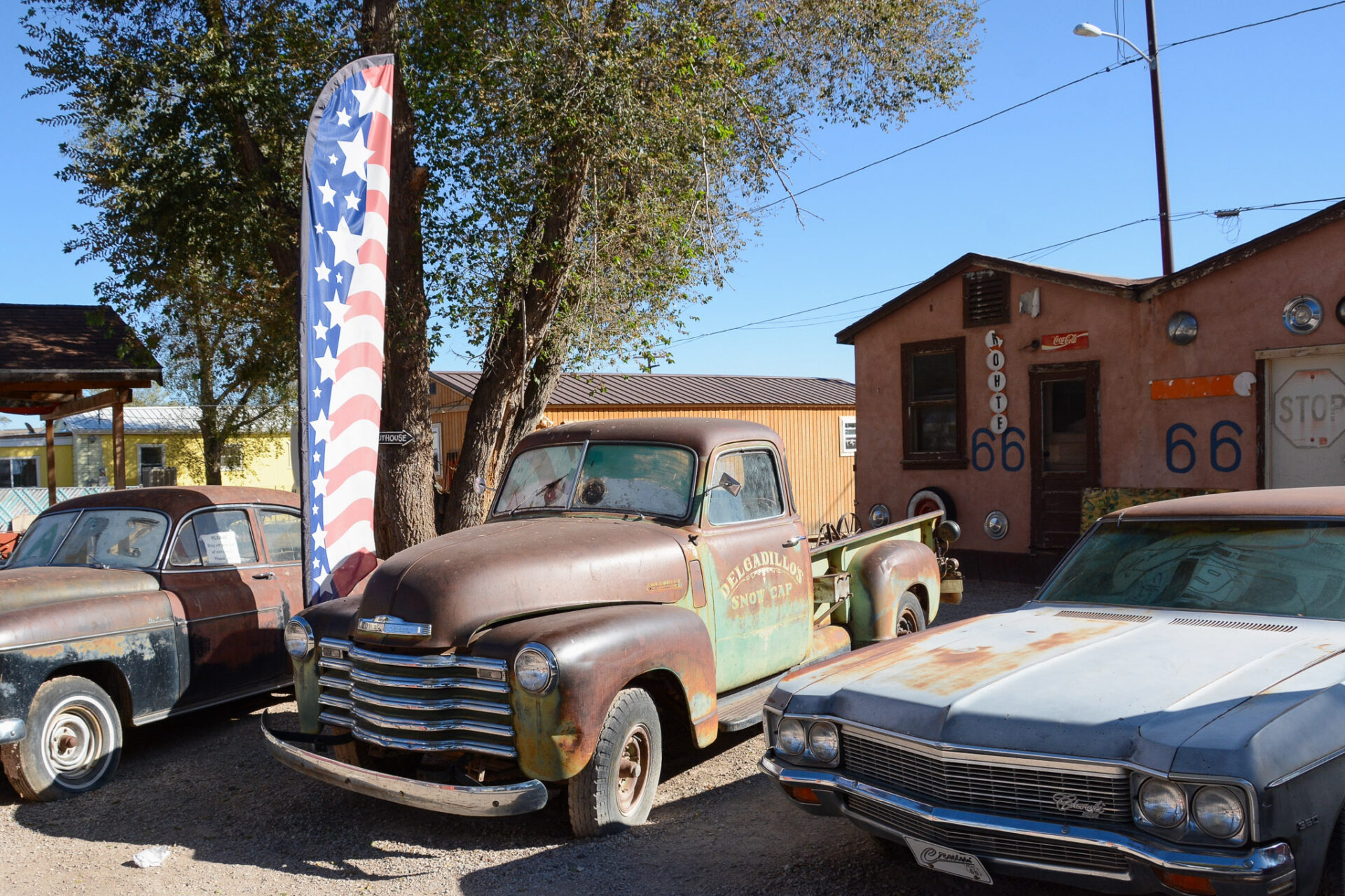 Oldtimer vor einem Laden von Angel Delgadillo in Seligman