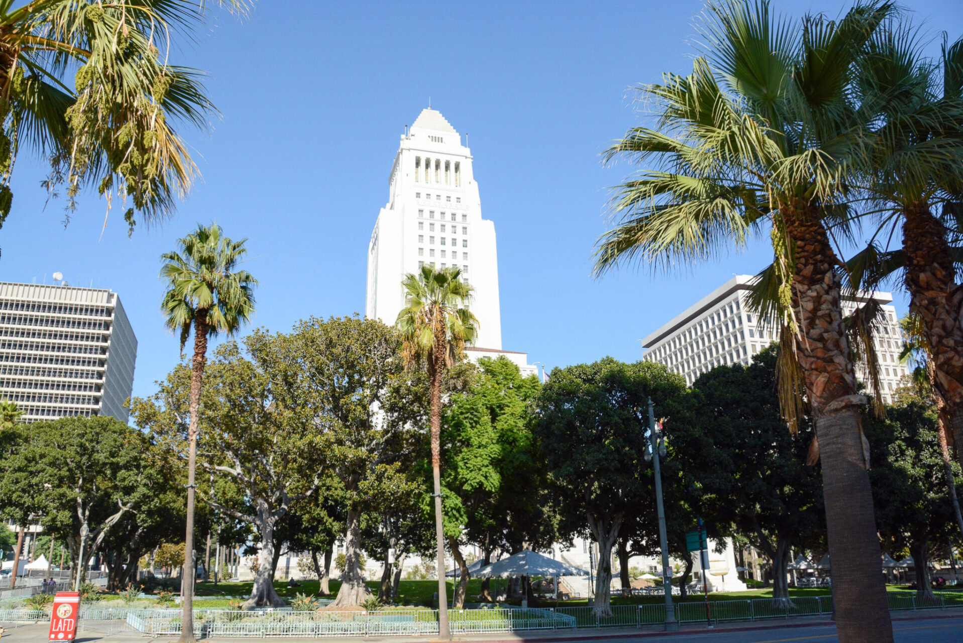 Rathaus von Los Angeles mit Palmen und blauem Himmel