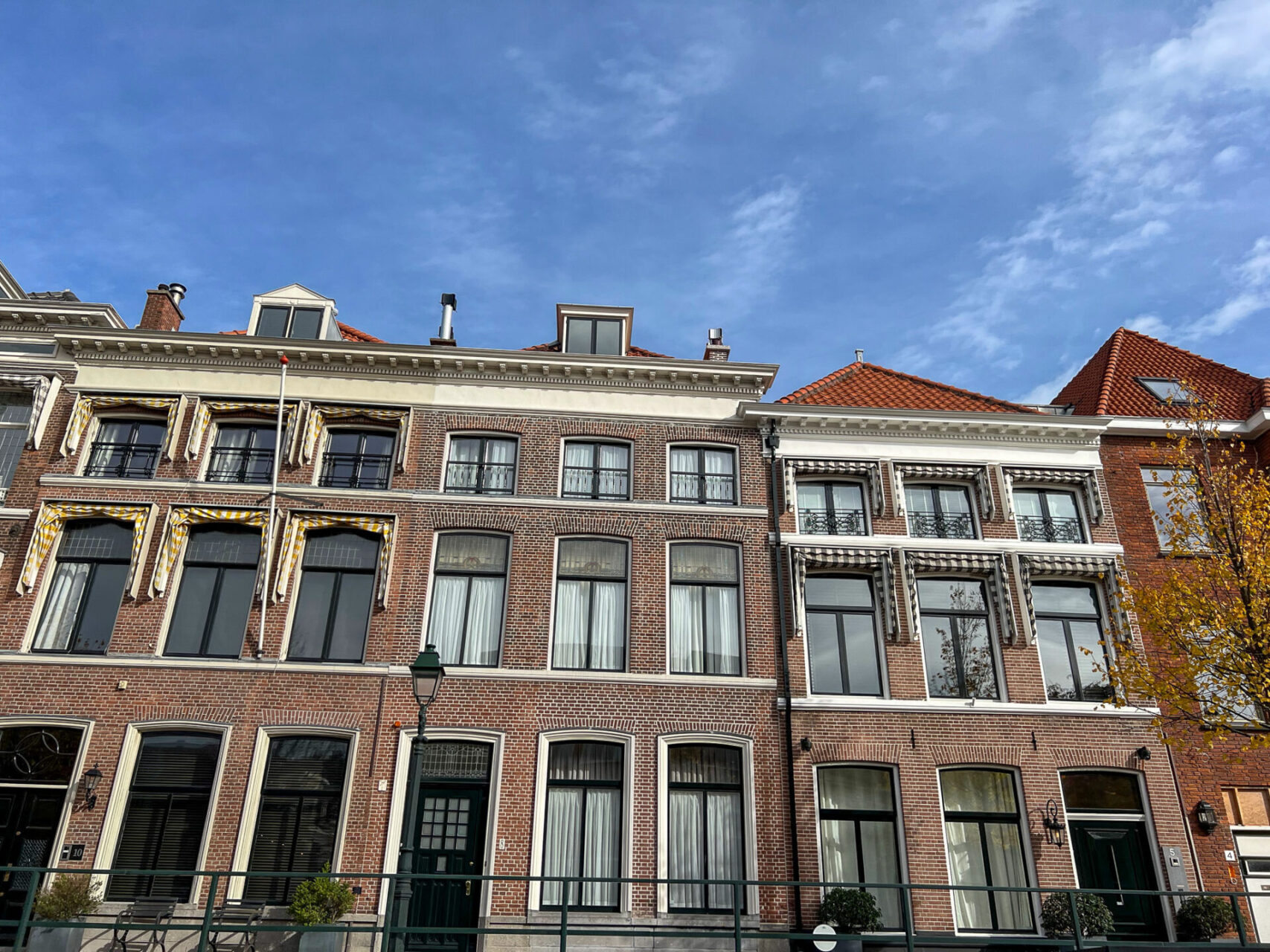 Gediegene Patrizierhäuser an der Hooikade in Den Haag
