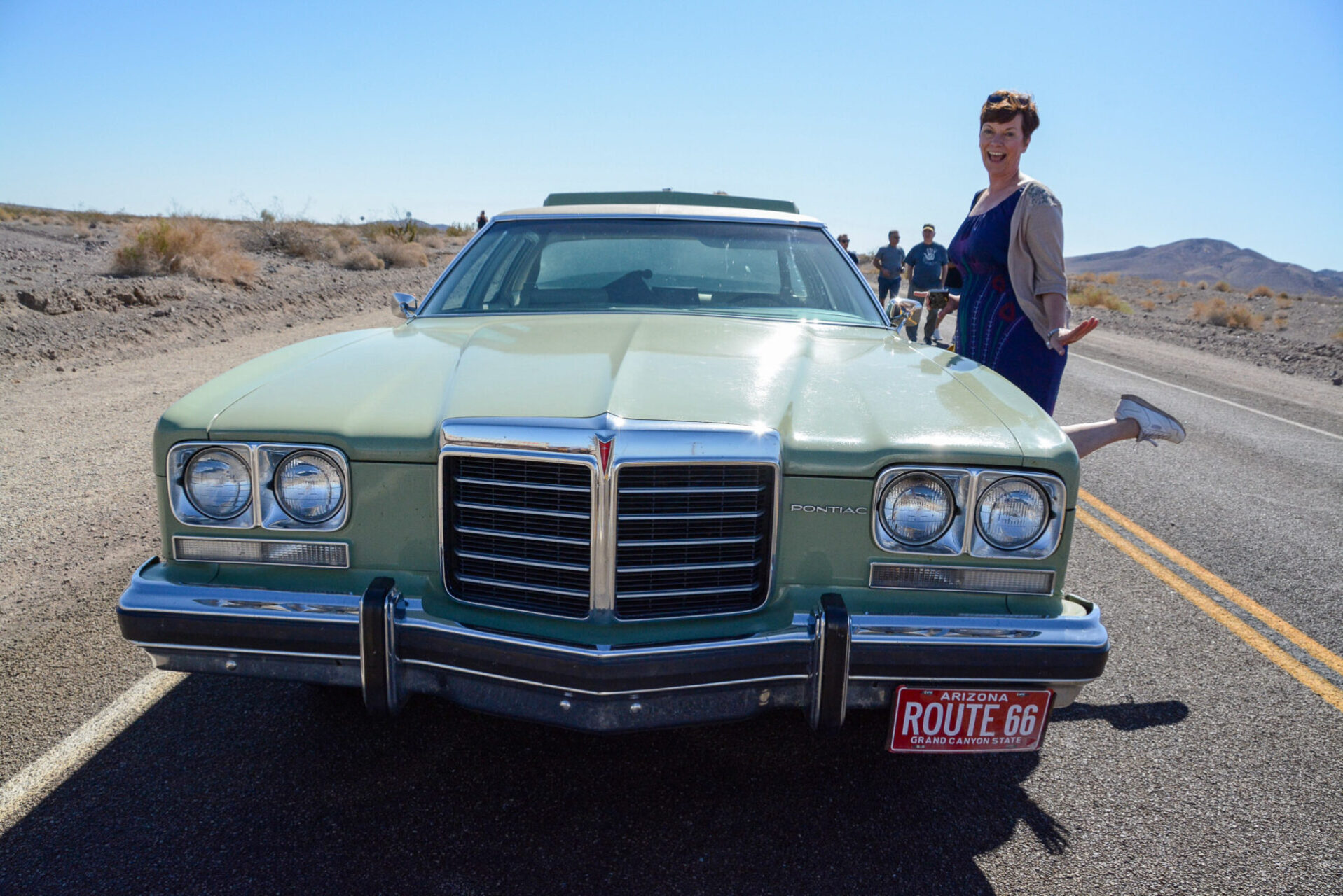 Co-Autorin Alexandra mit einem Pontiac-Oldtimer an der Route 66