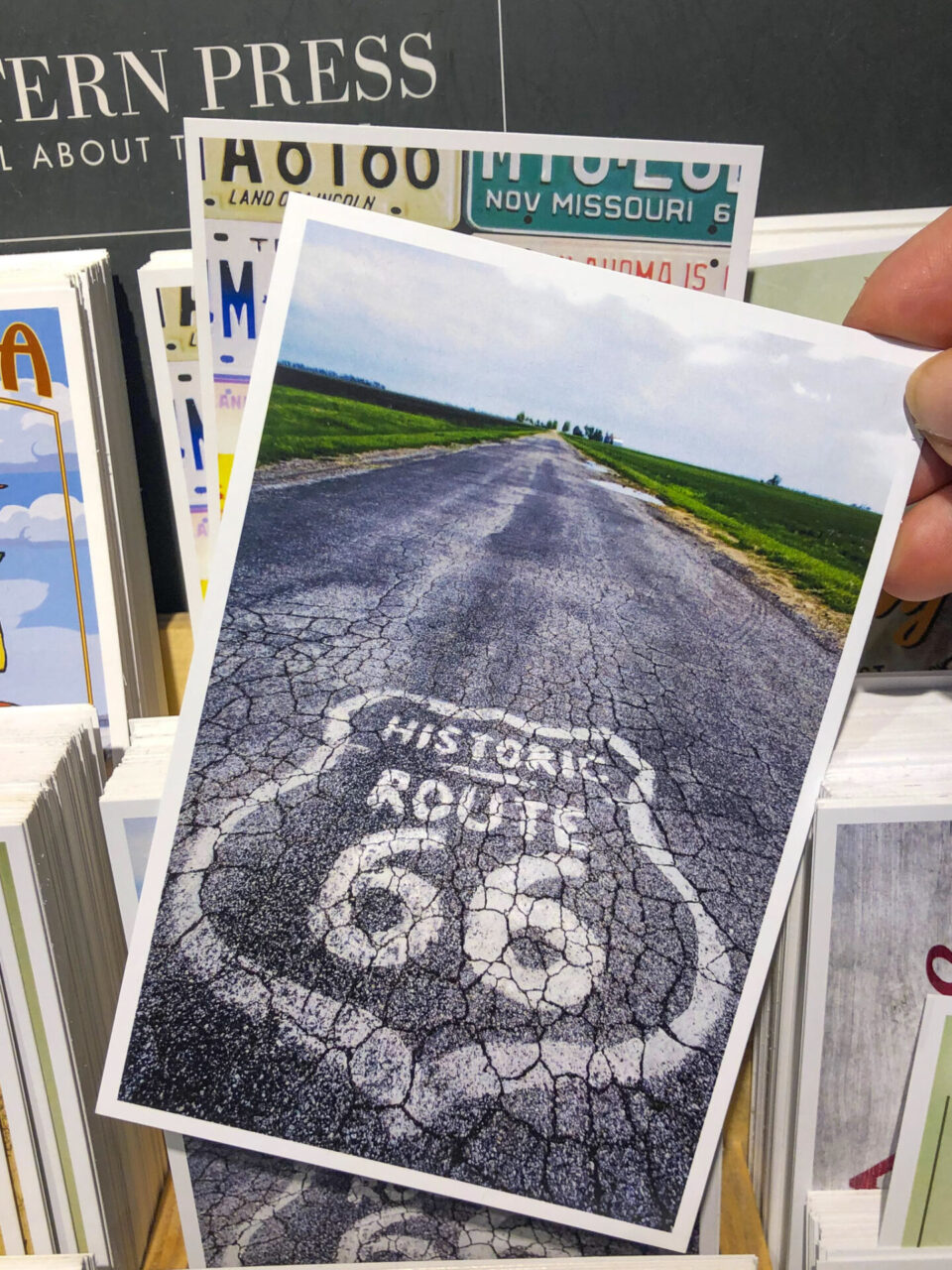 Brüchiger Asphalt der Route 66 auf einer Postkarte