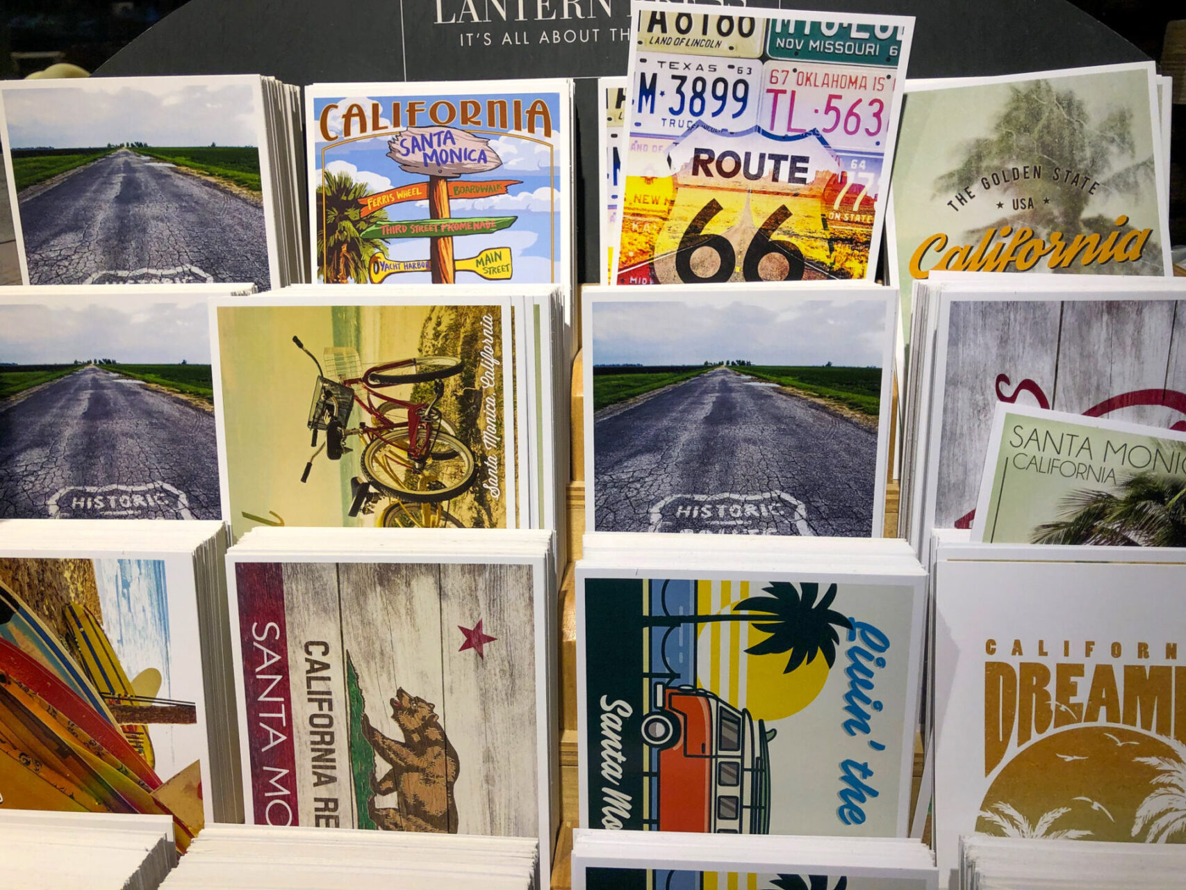 Postkarten mit Motiven der Route 66 in einem Ständer