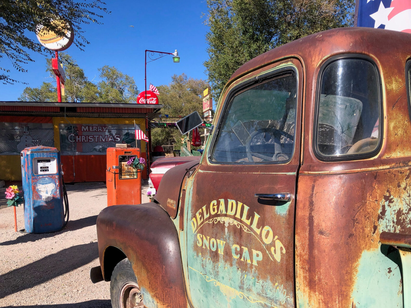 Oldtimer mit Zapfsäulen bei Delgadillo's Snowcap in Seligman