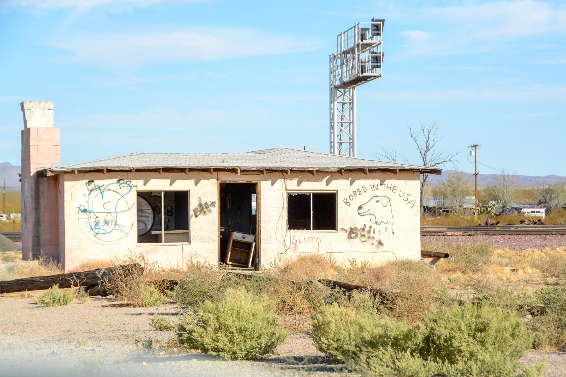 Ruine eines Hauses mit dem Schriftzug »Bored in the USA«