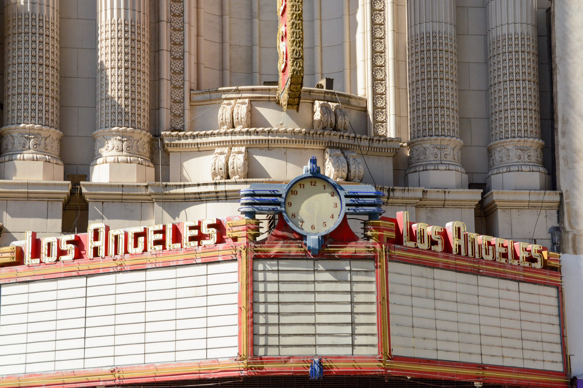 Uhr ohne Zeiger an der Fassade eines ehemaligen Kinos am Broadway in Los Angeles