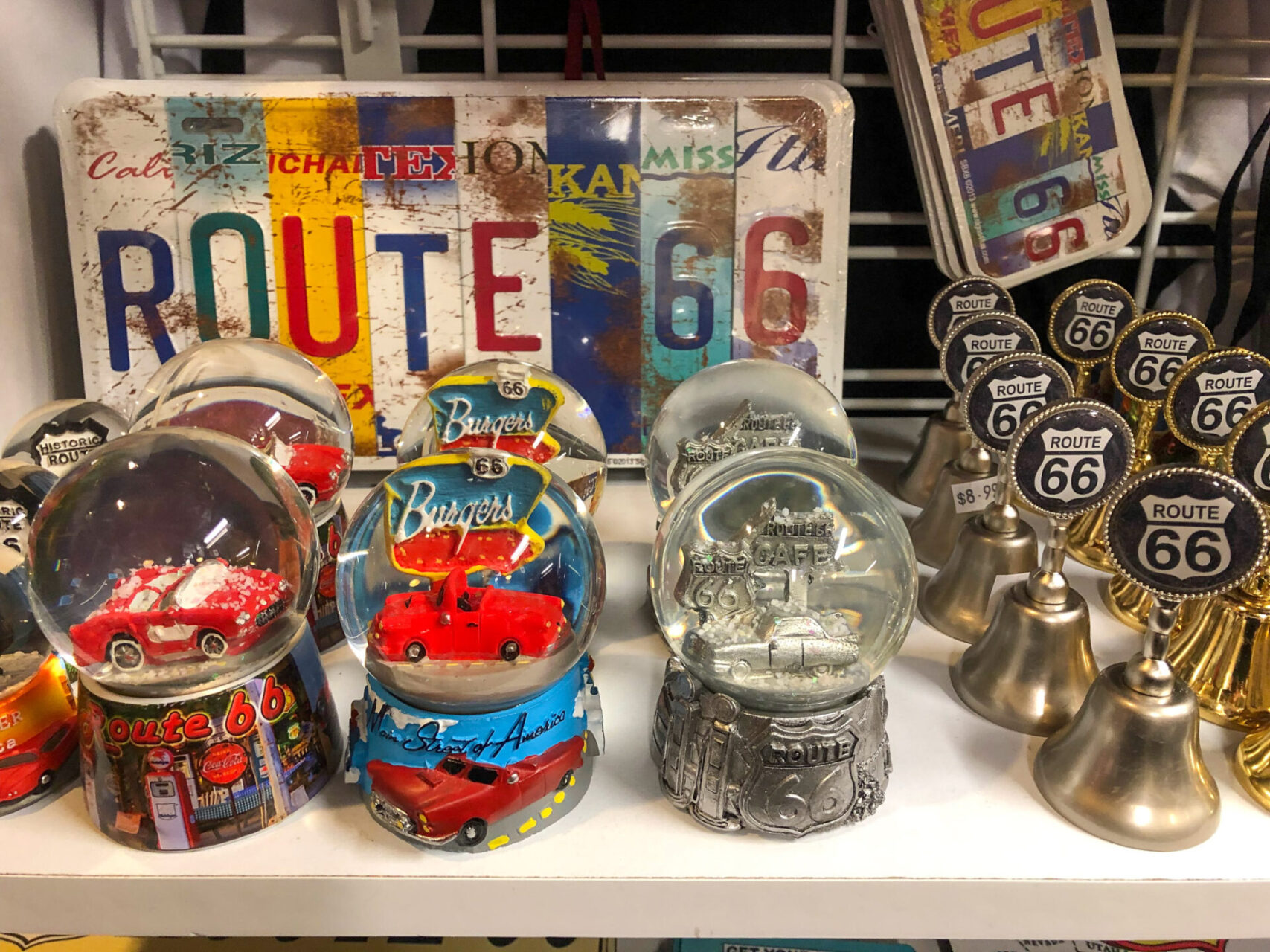 Schneekugeln und andere Souvenirs von der Route 66 in Angel Delgadillos Souvenirladen in Seligman