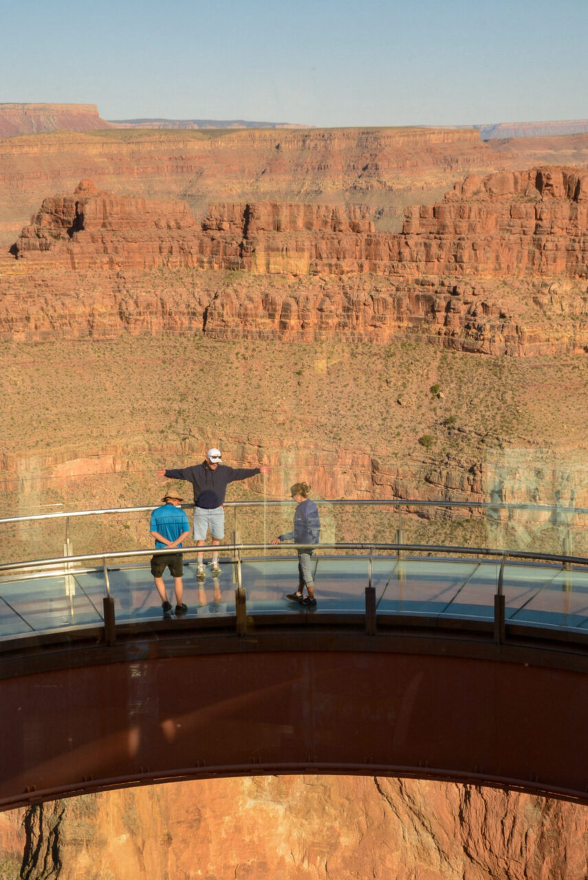 Besucher auf dem Skywalk am Grand Canyon West