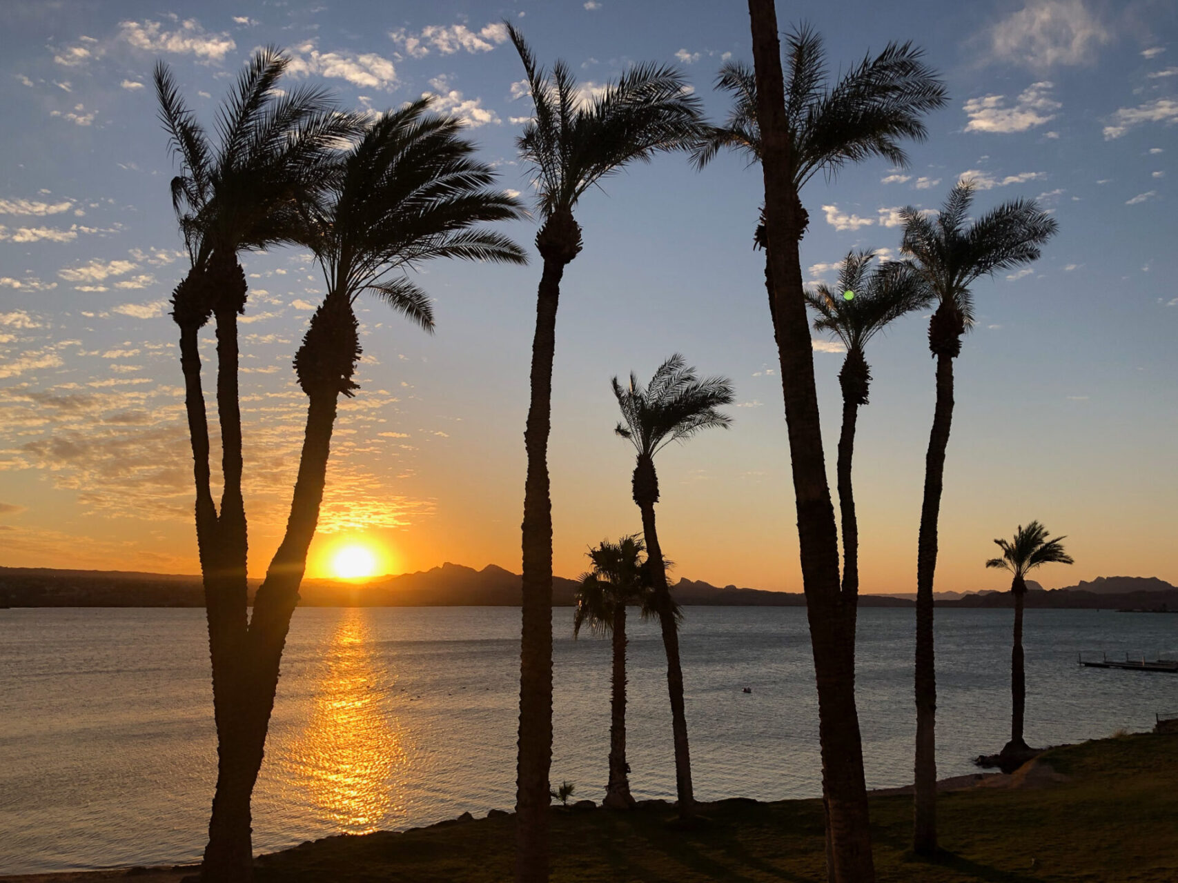 Die Sonne geht unter über dem Colorado River, der neuerdings zum Lake Havasu aufgestaut wurde