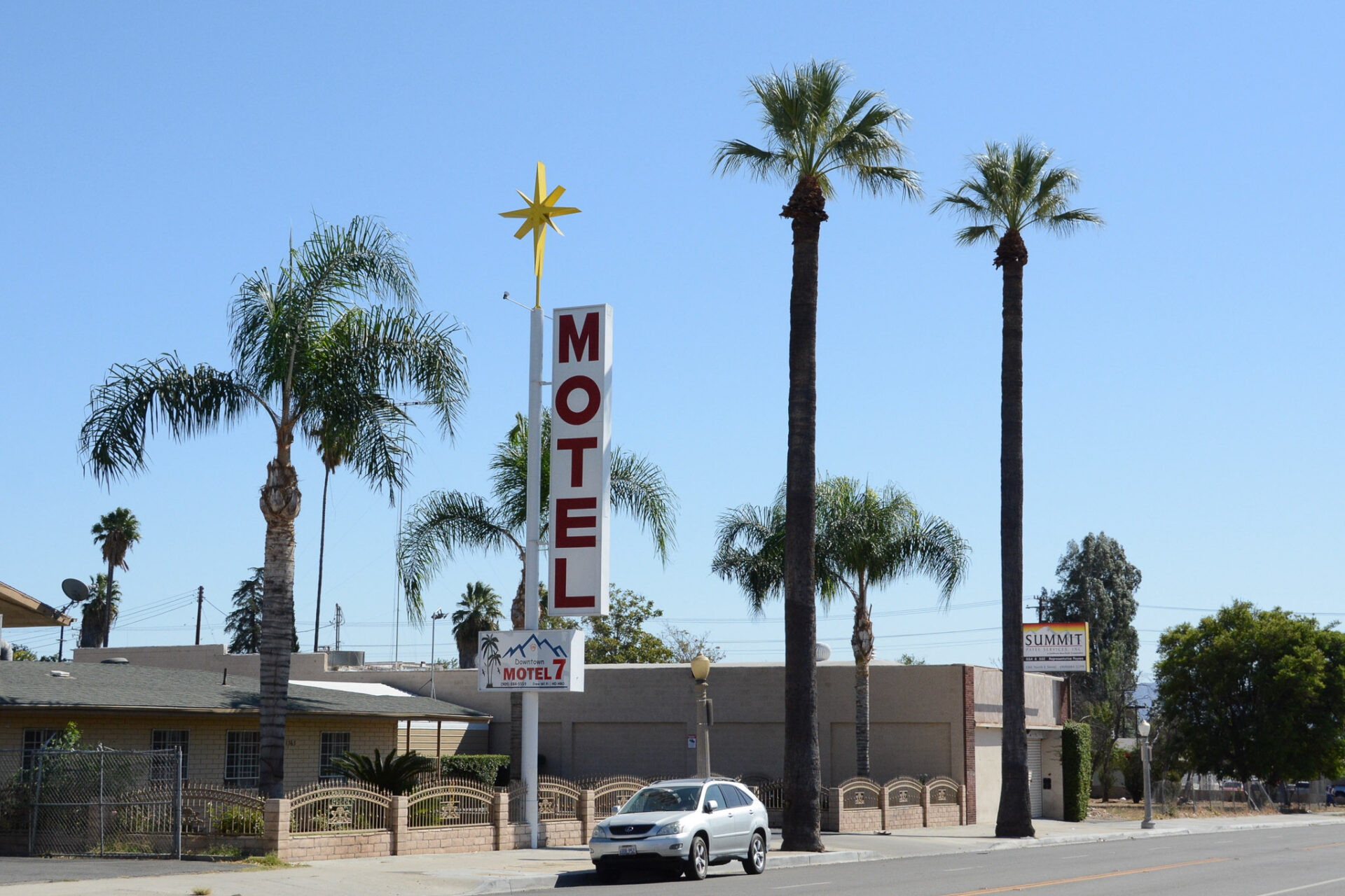 Straßenszene mit Motel und Palmen an der Route 66 in San Bernadino