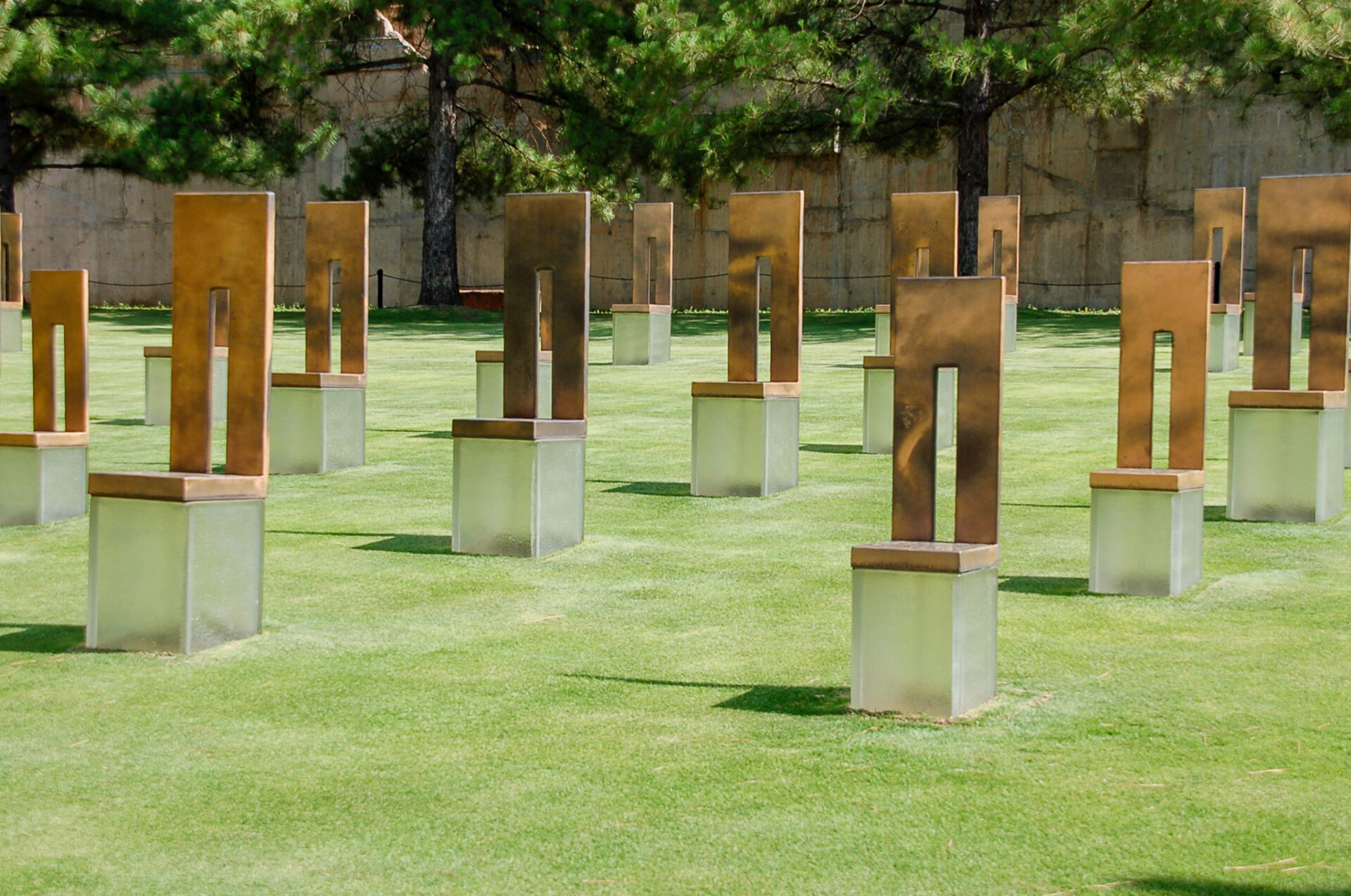 Symbolische Stelen erinnern beim National Memorial an die 168 Todesopfer des Anschlags