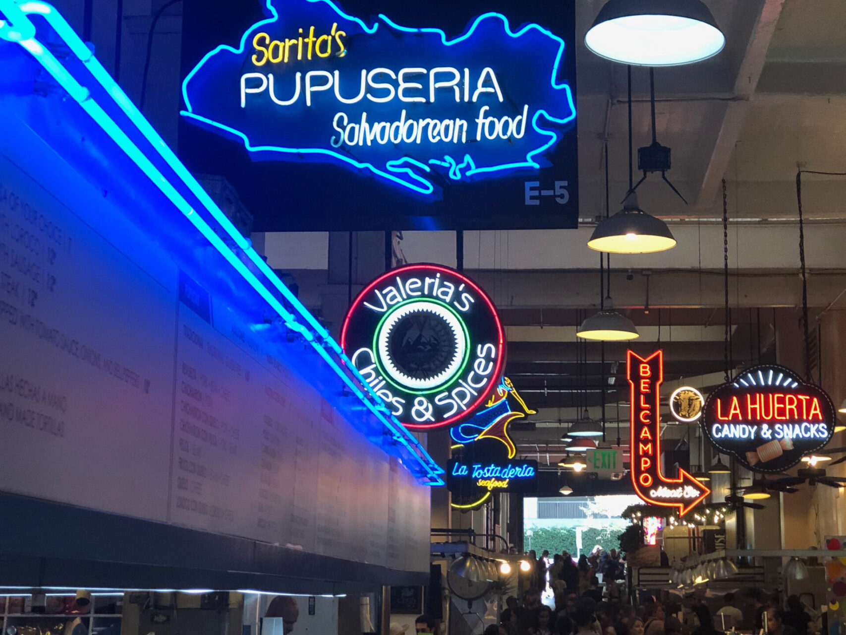 Blick in den Los Angeles Central Market mit Neonreklamen
