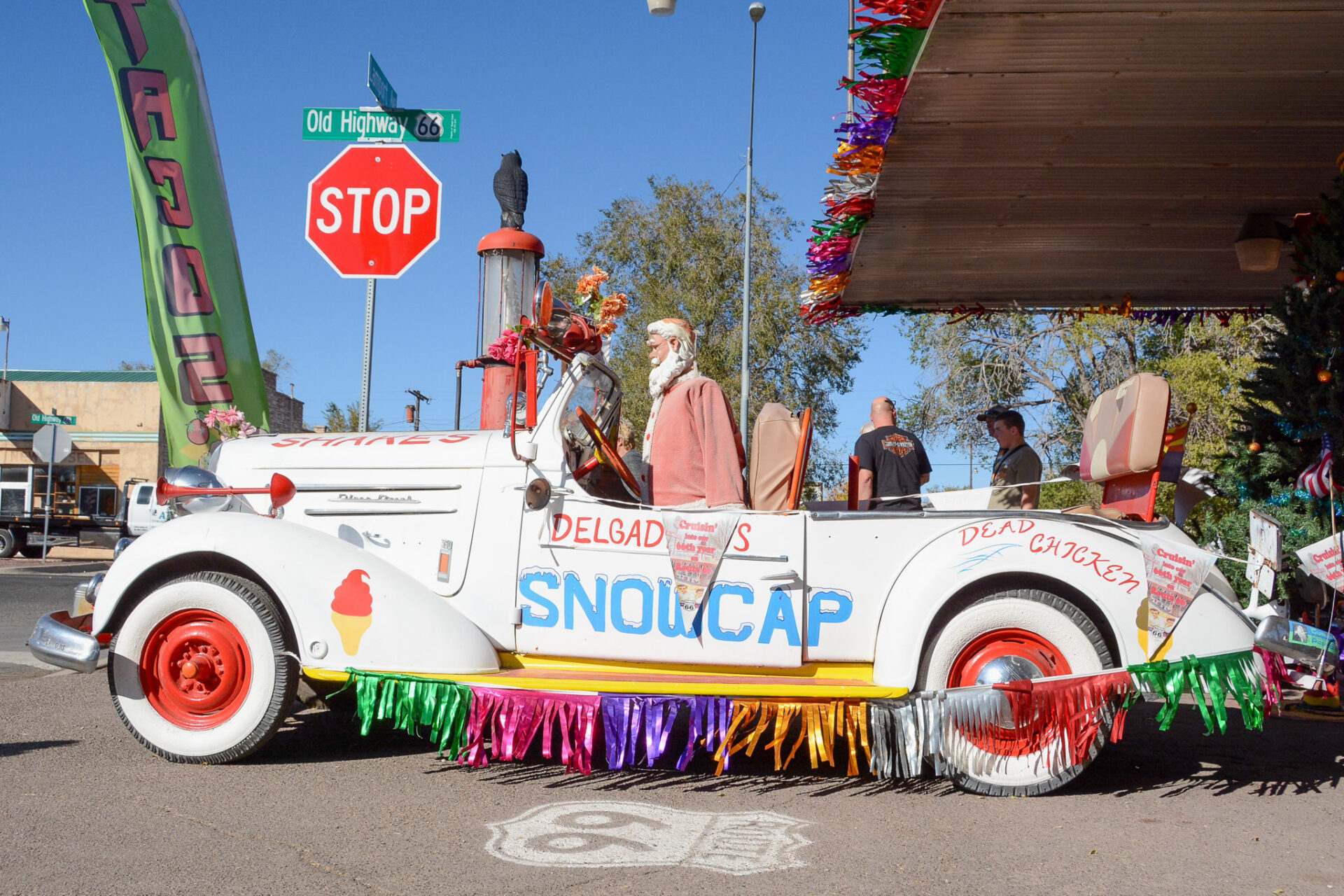 Oldtimer-Cabrio mit Weihnachtsmann als Fahrer in Seligman an der Route 66