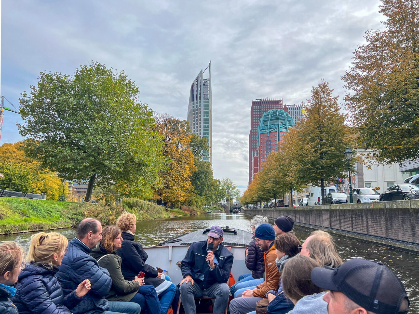 Grachtenrundfaahrt Ooievaart Den Haag mit Wolkenkratzern im Regierungsviertel