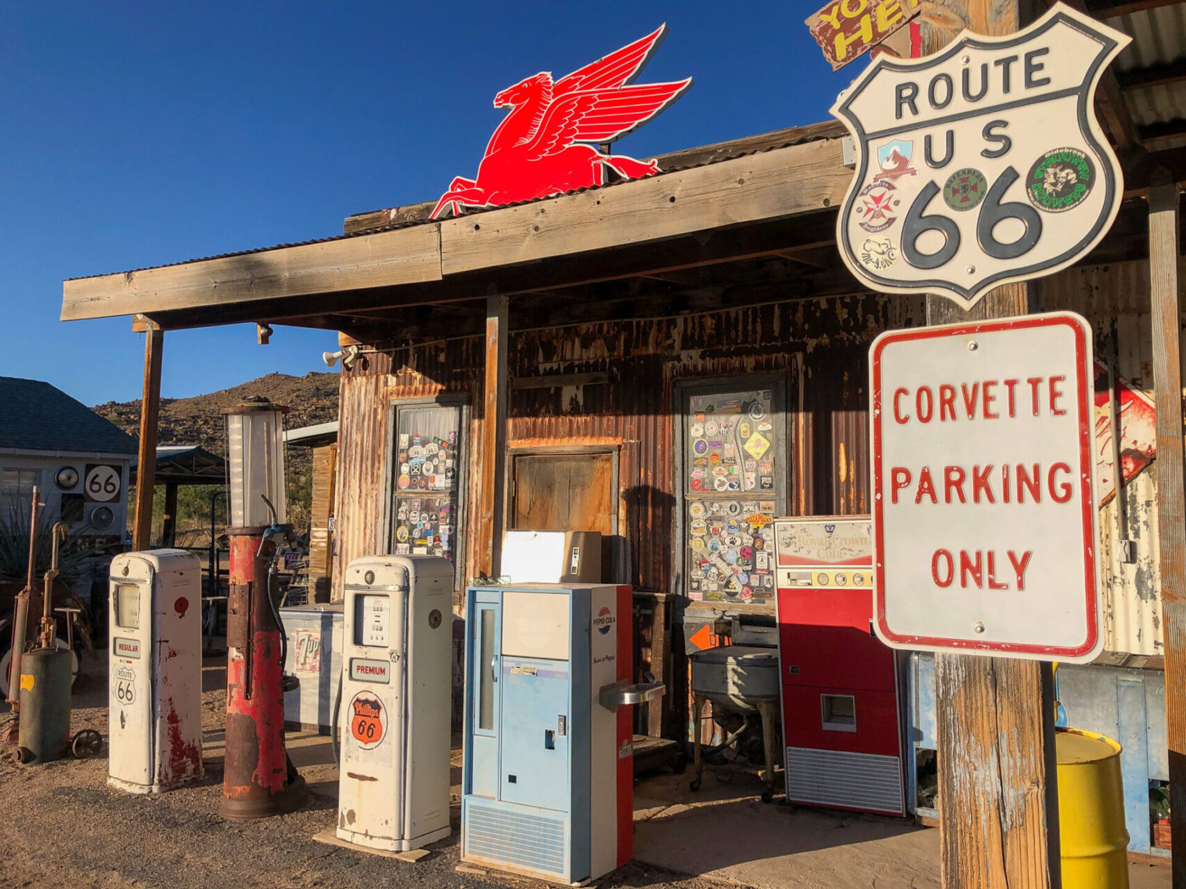 Zapfsäulen und Reklameschilder am Hackberry General Store in Arizona