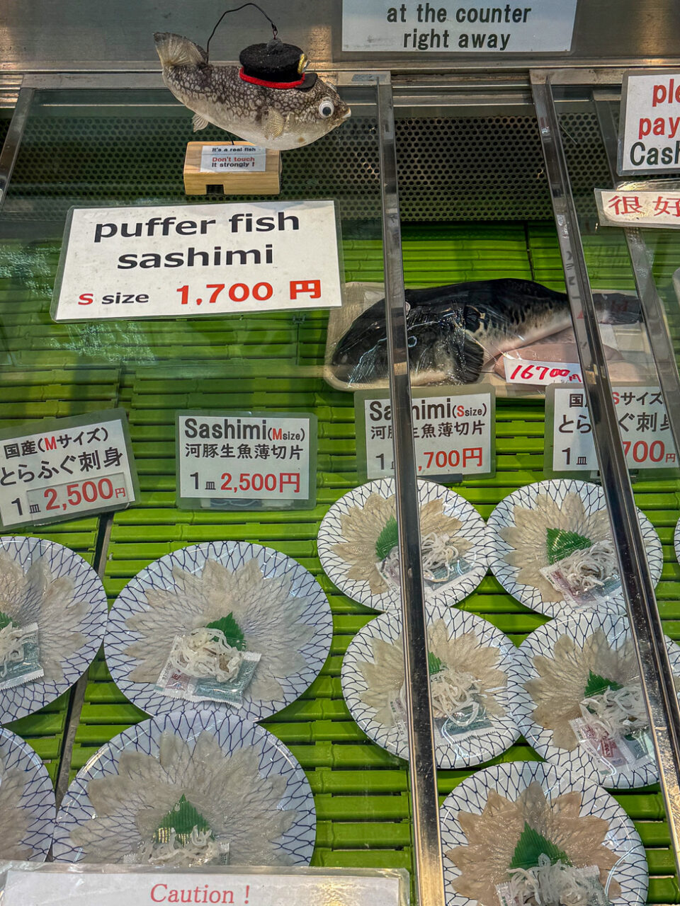Sashimi vom Kugelfisch im Kuromon Ichiba Markt