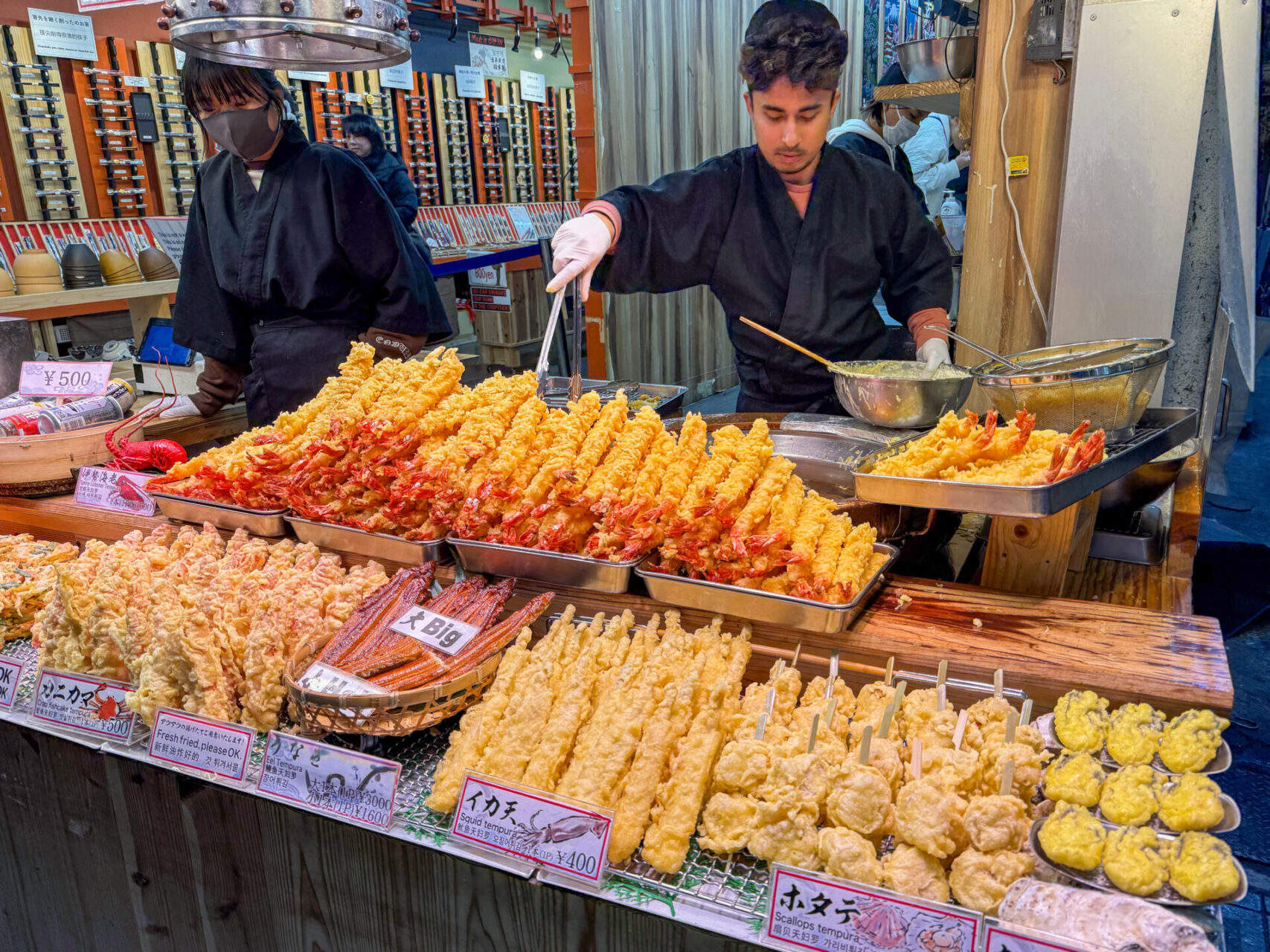 Tempura auf dem Kuramon Ichiba Markt in Osaka