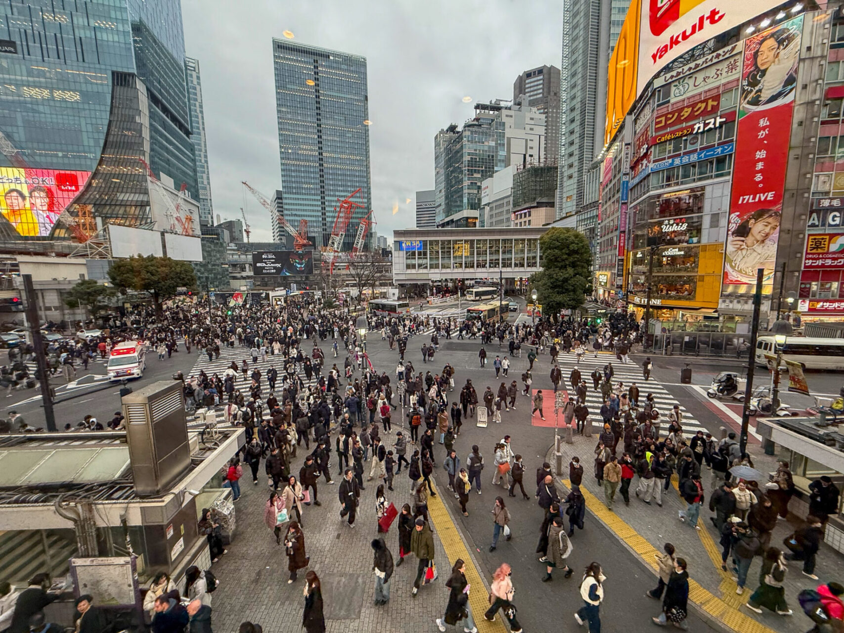 Die Alle-Gehen-Kreuzung in Shibuya mit Neonreklamen