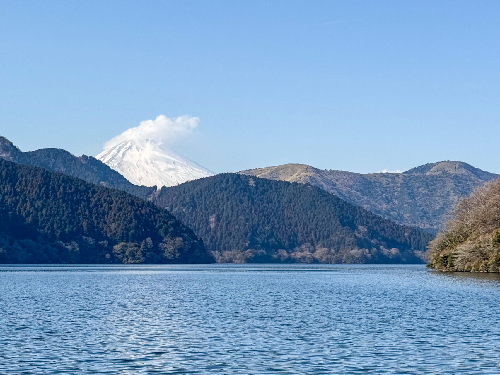 Berg Fuji an einem klaren Tag am Ufer des Asha-See in Hakone