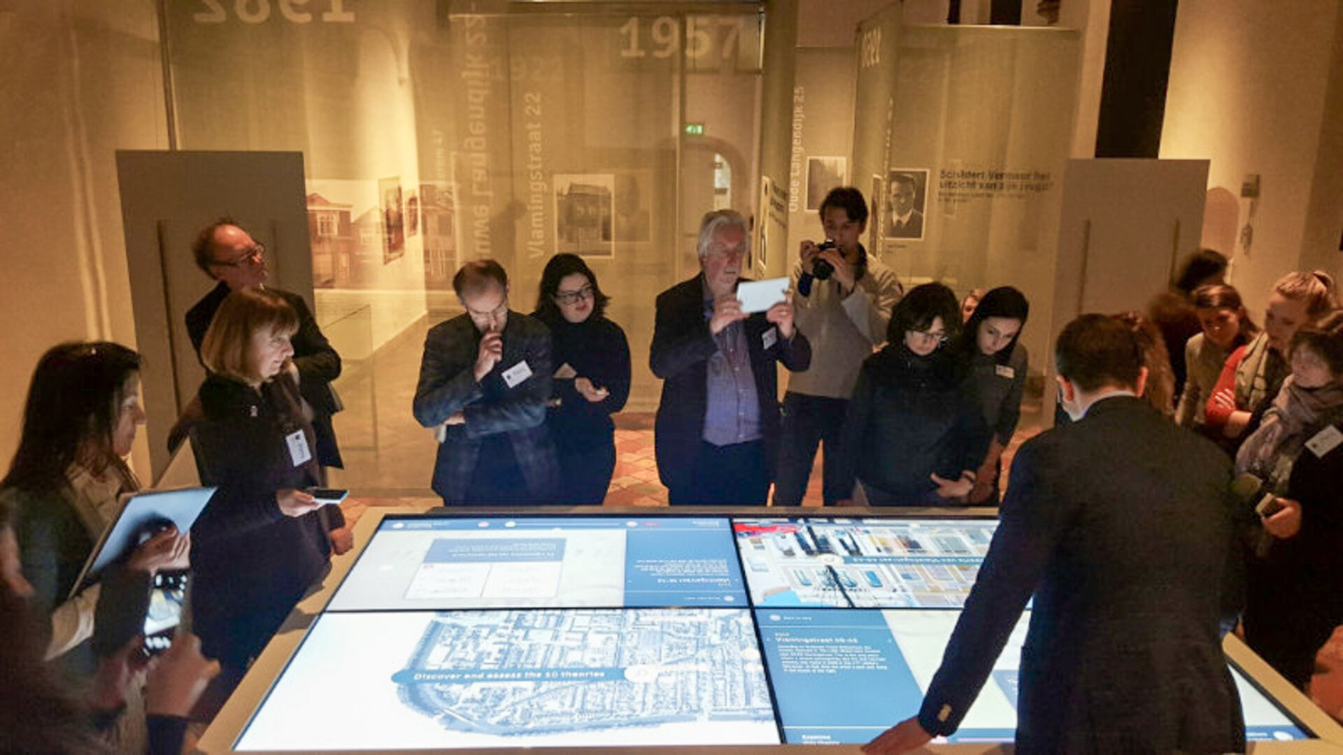 Besucherandrang bei der Eröffnung einer Vermeer-Ausstellung im Museum Prinsenhof in Delft