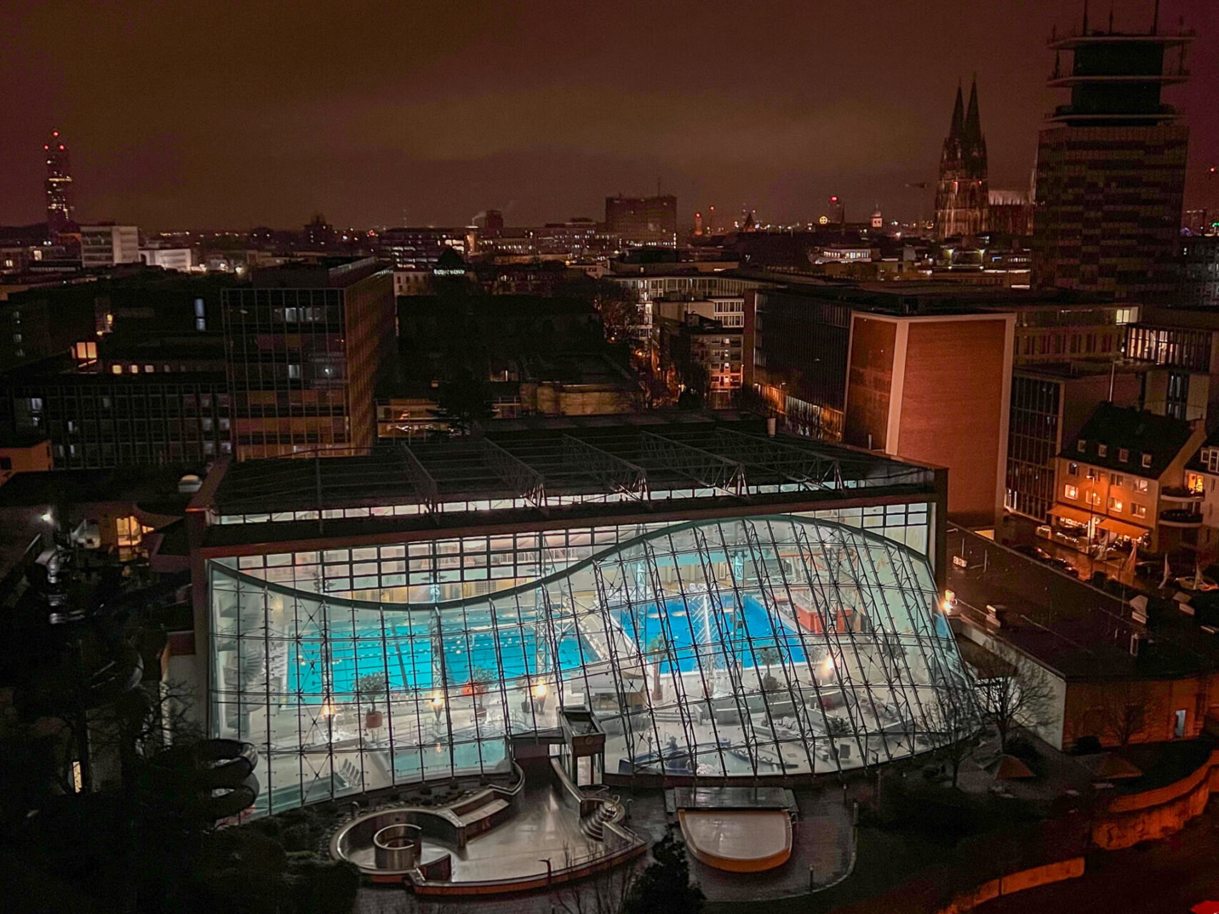 Aussicht vom Dach des Hotel im Wasserturm auf das Agrippinabad und den Dom