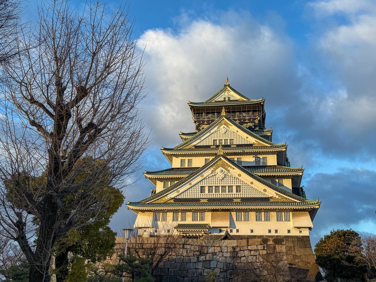 Die Burg von Osaka in der Dämmerung