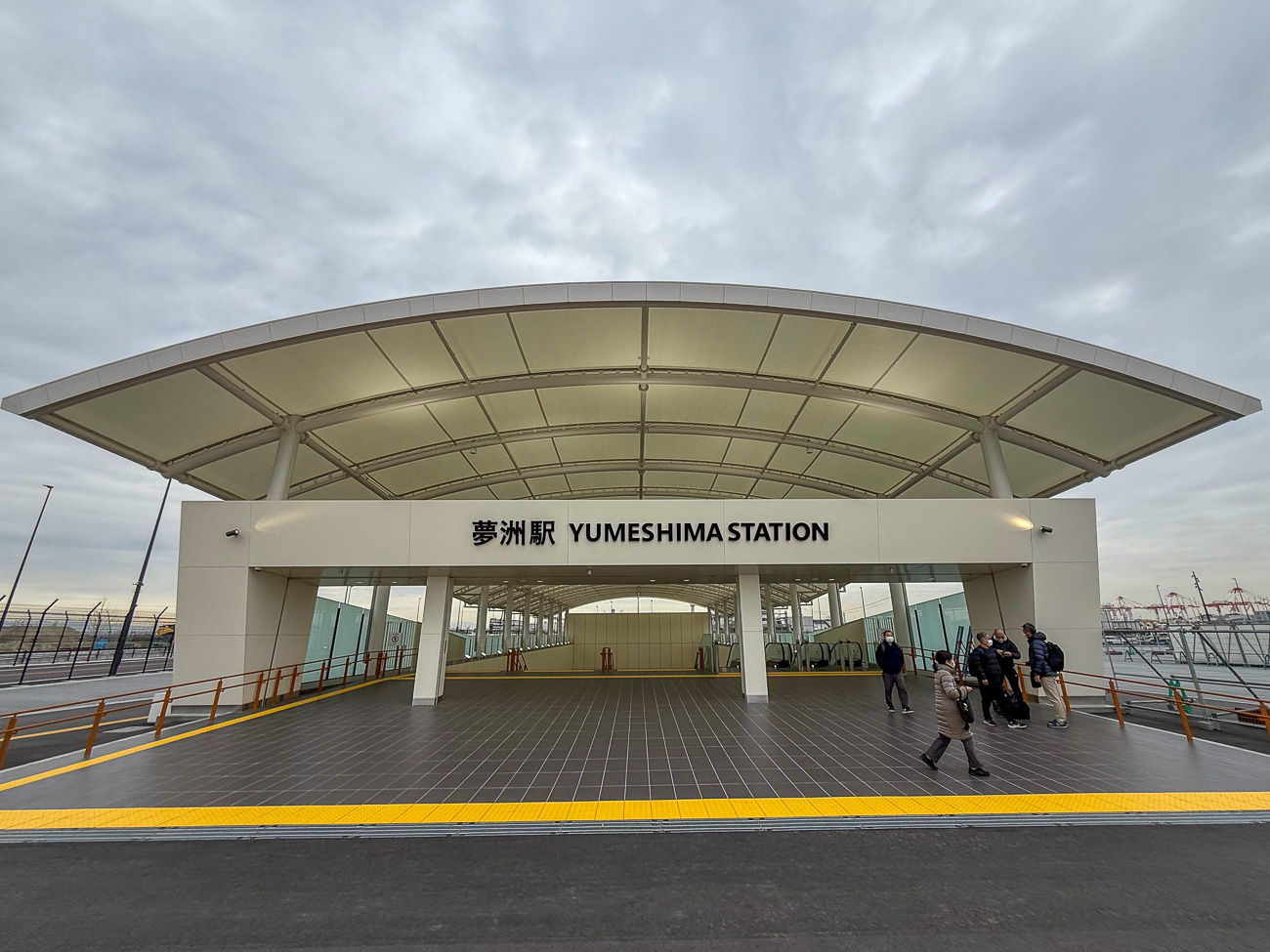Nagelneue U-Bahnstation Yumeshima Station am Expo-Gelände in Osaka